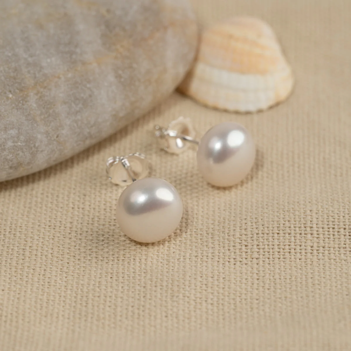 SIMPLE WHITE PEARL SILVER STUD EARRING - Image 3