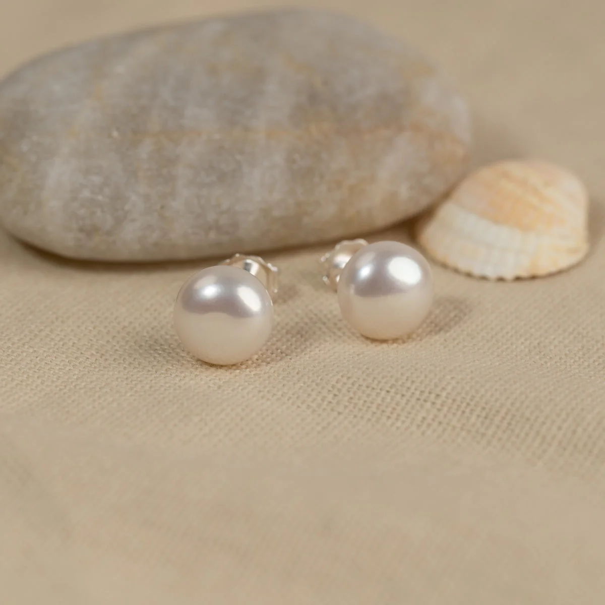 SIMPLE WHITE PEARL SILVER STUD EARRING - Image 5