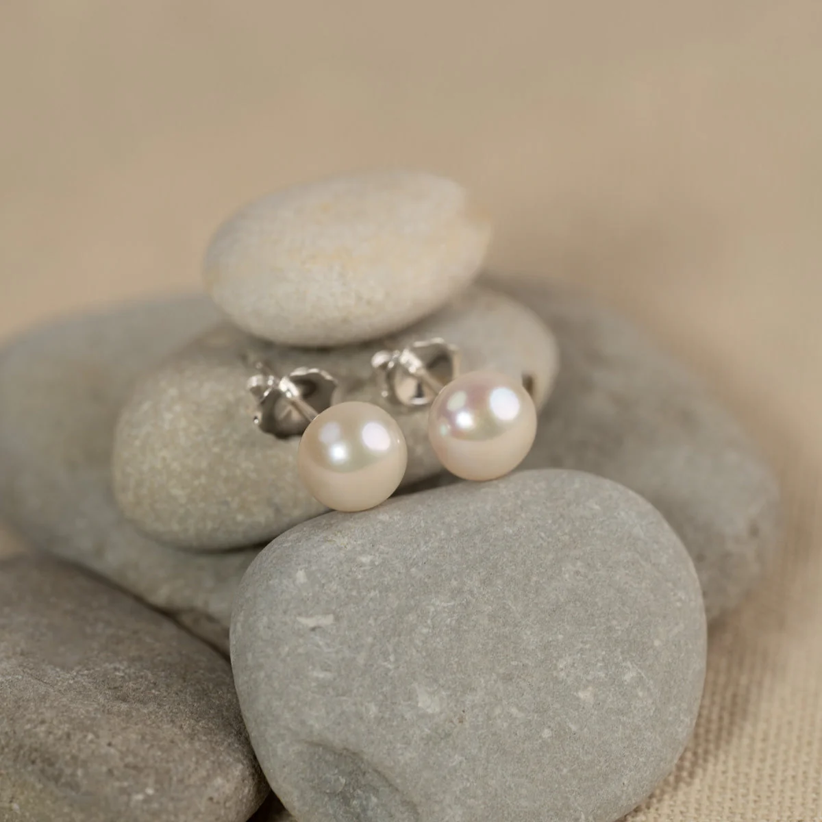 SIMPLE WHITE PEARL SILVER STUD EARRING - Image 7