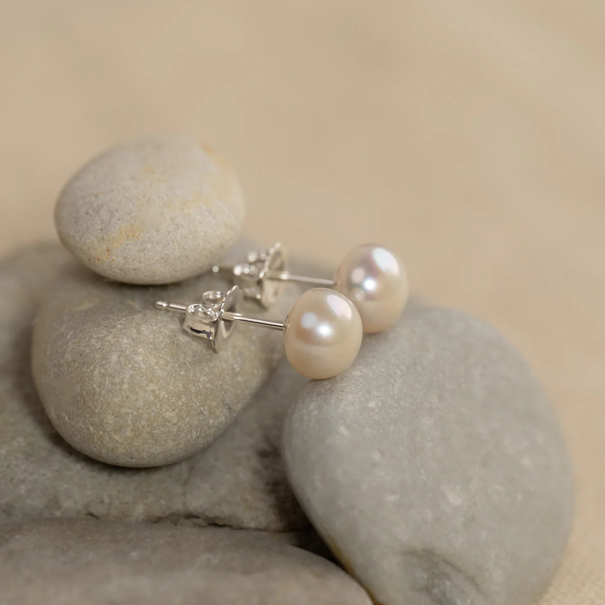 SIMPLE WHITE PEARL SILVER STUD EARRING - Image 9