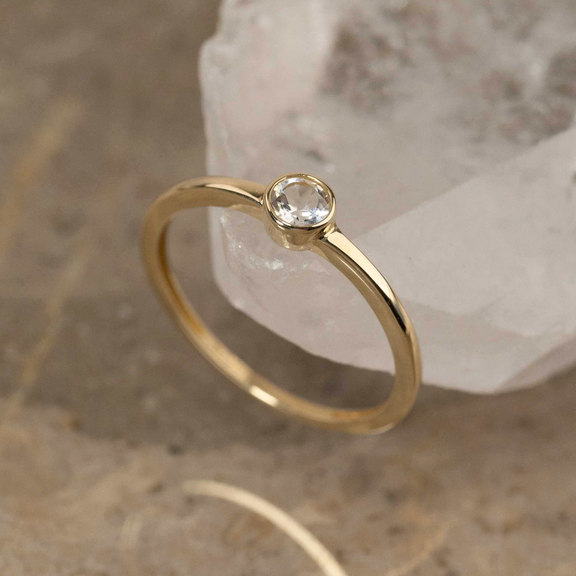 SOLANA WHITE TOPAZ SOLID GOLD RING - Image 5