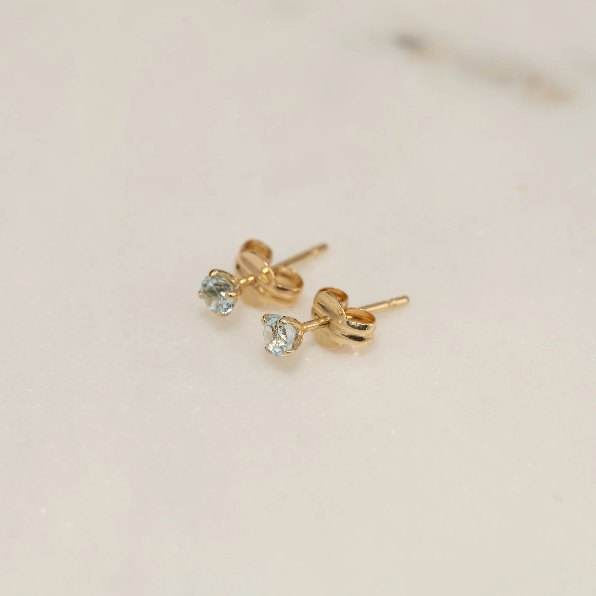 SOLEY BLUE TOPAZ SOLID GOLD STUD EARRING - Image 5