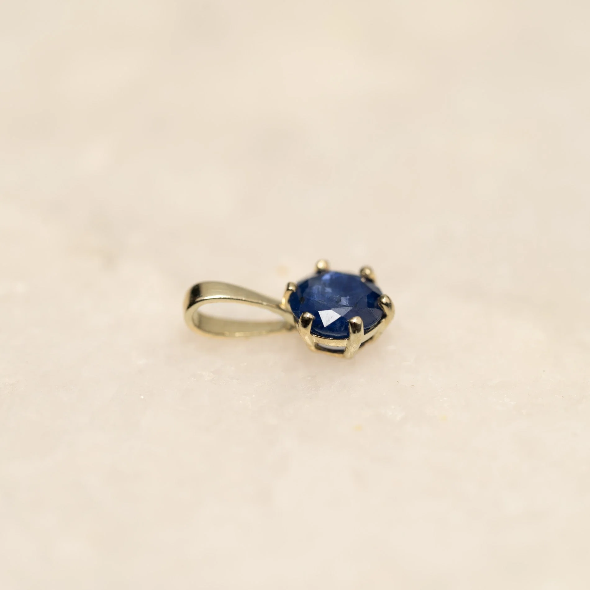 SOLEY SAPPHIRE SOLID GOLD PENDANT - Image 2