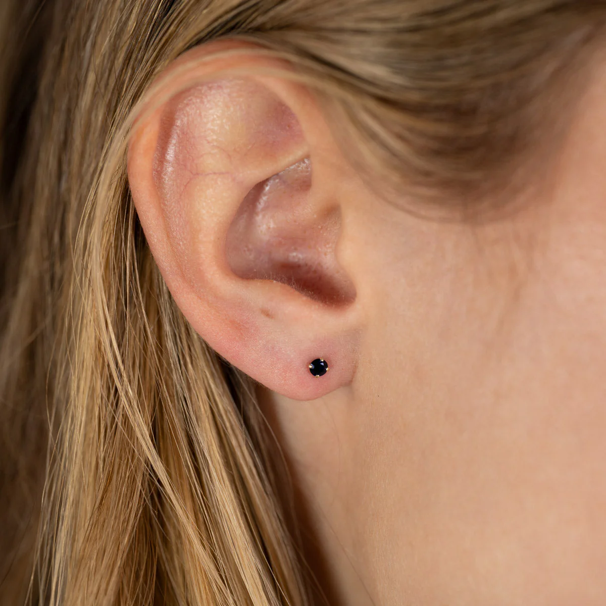 SOLEY SAPPHIRE SOLID GOLD STUD EARRING - Image 4