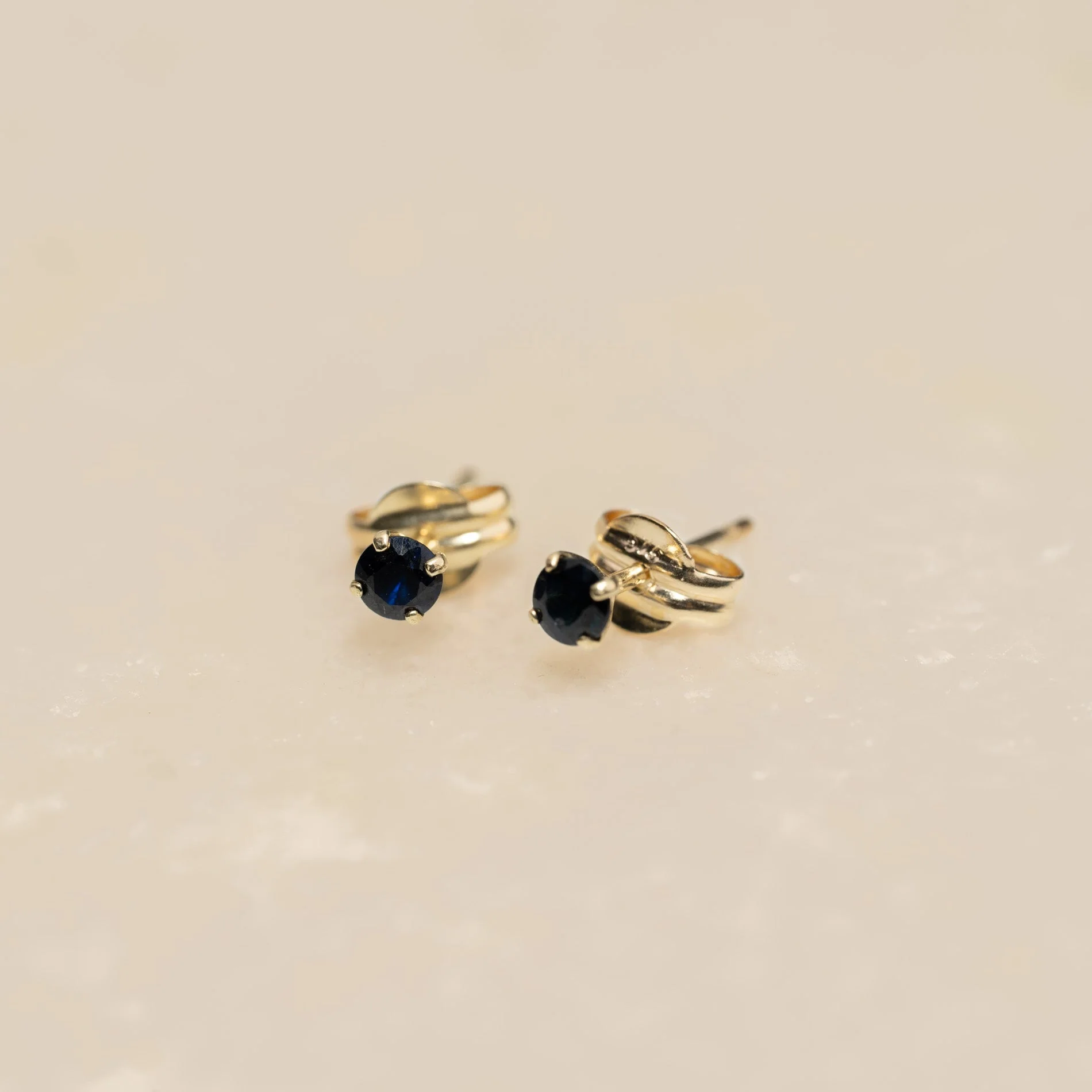 SOLEY SAPPHIRE SOLID GOLD STUD EARRING - Image 6