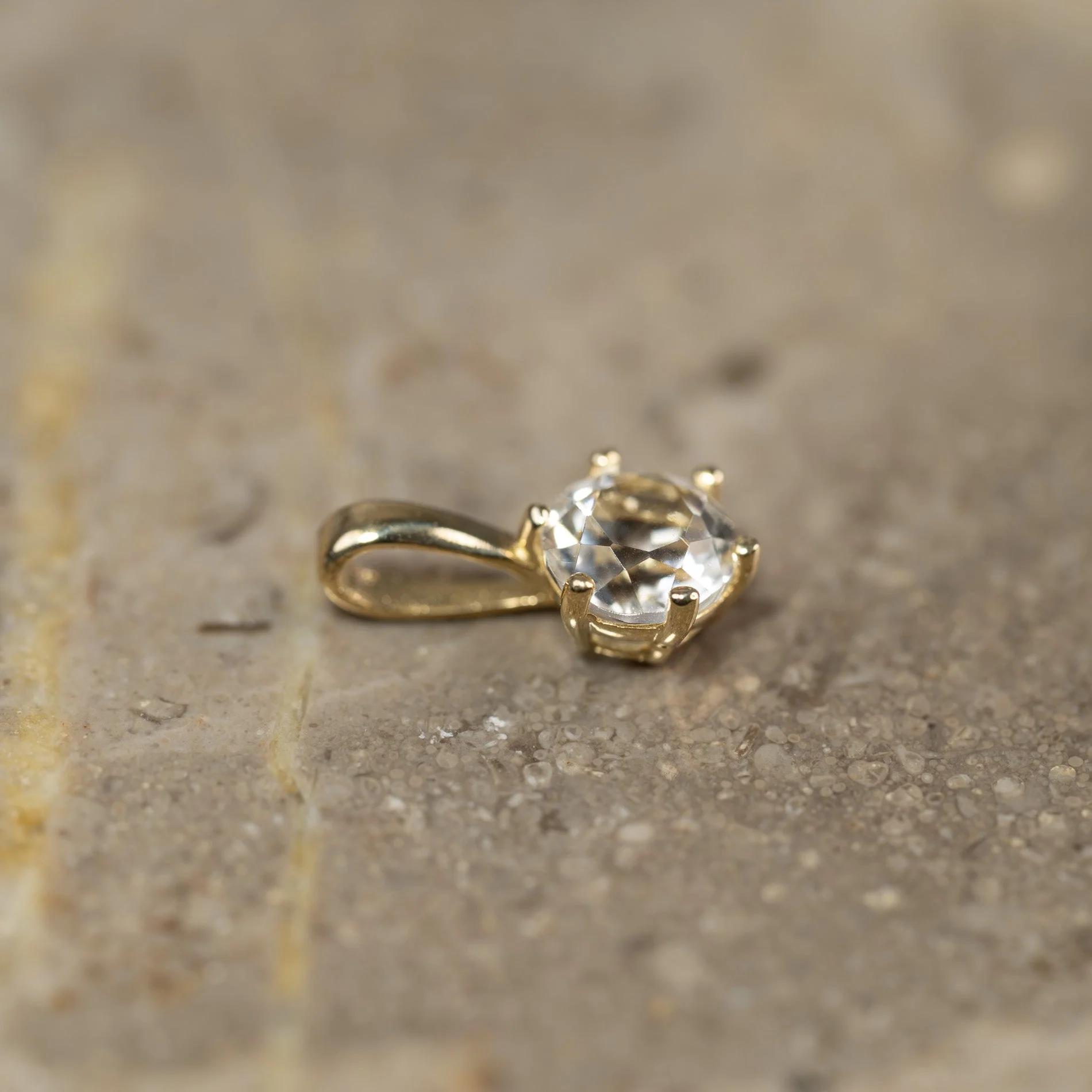 SOLEY WHITE TOPAZ SOLID GOLD PENDANT - Image 3
