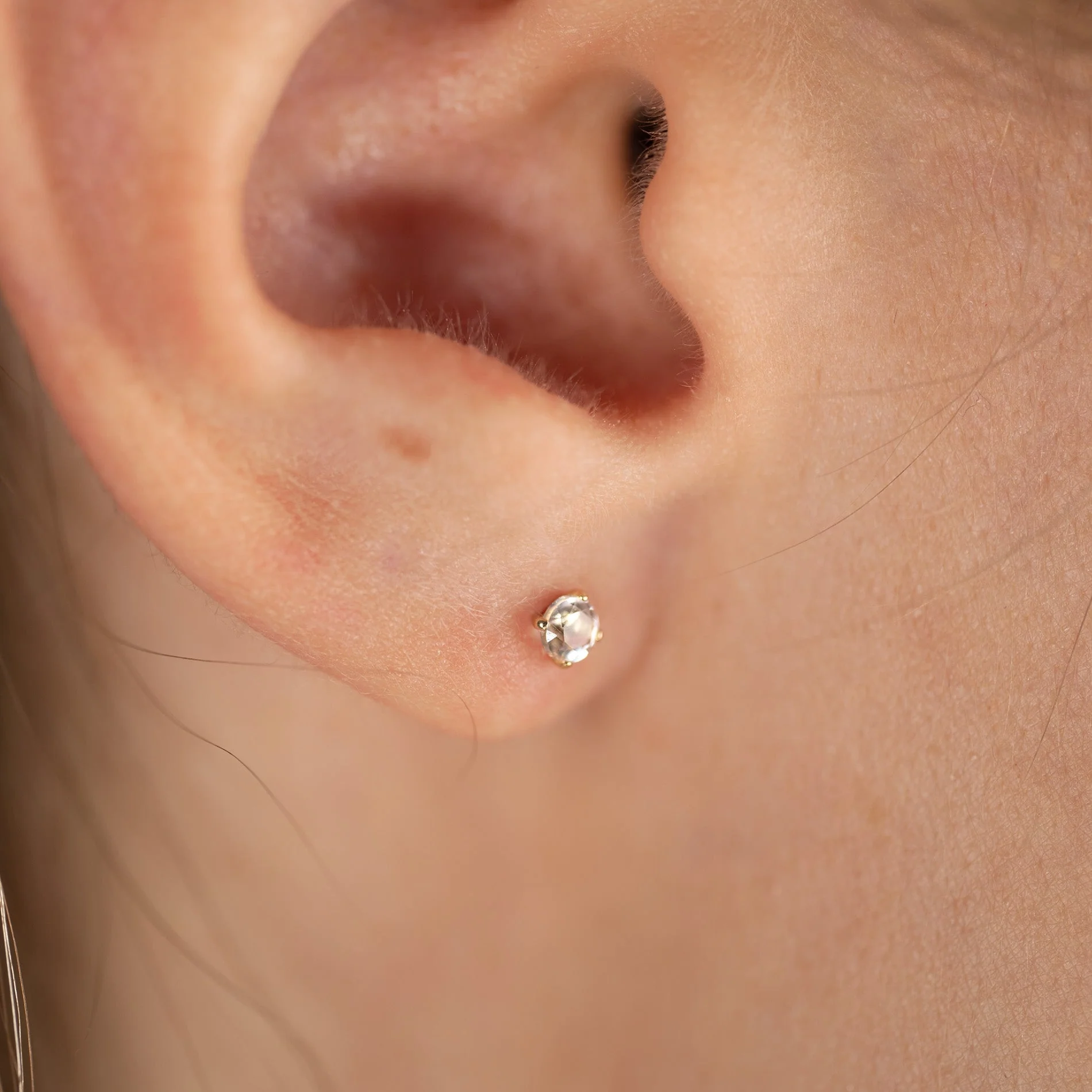SOLEY WHITE TOPAZ SOLID GOLD STUD EARRING - Image 4