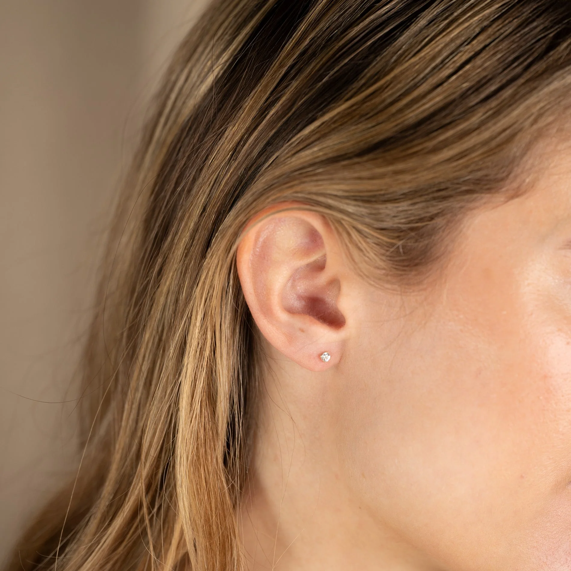 SOLEY WHITE TOPAZ SOLID GOLD STUD EARRING - Image 5