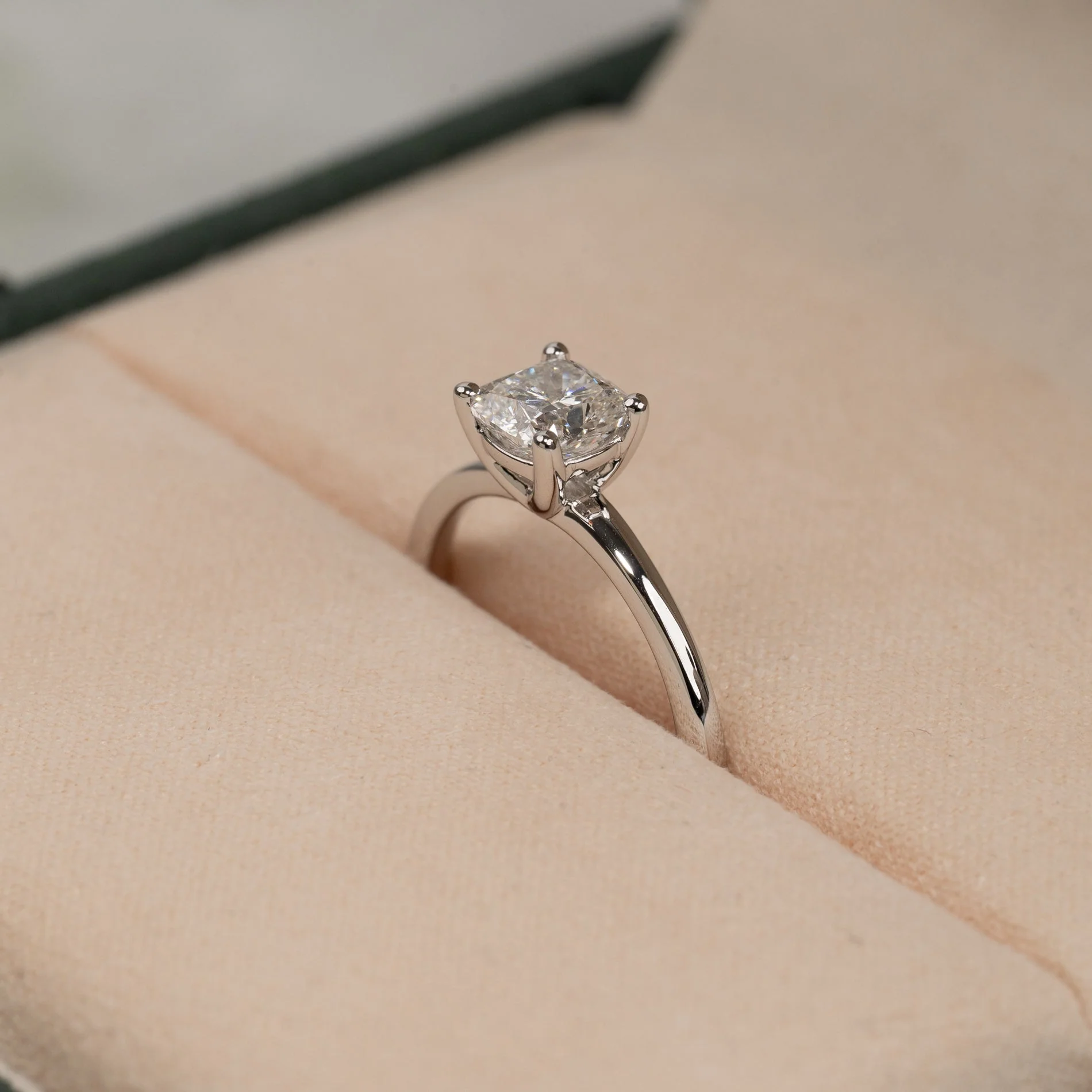 SOLITAIRE BASKET-SET CUSHION-CUT LAB-DIAMOND RING - 1.0ct - WG - Image 3
