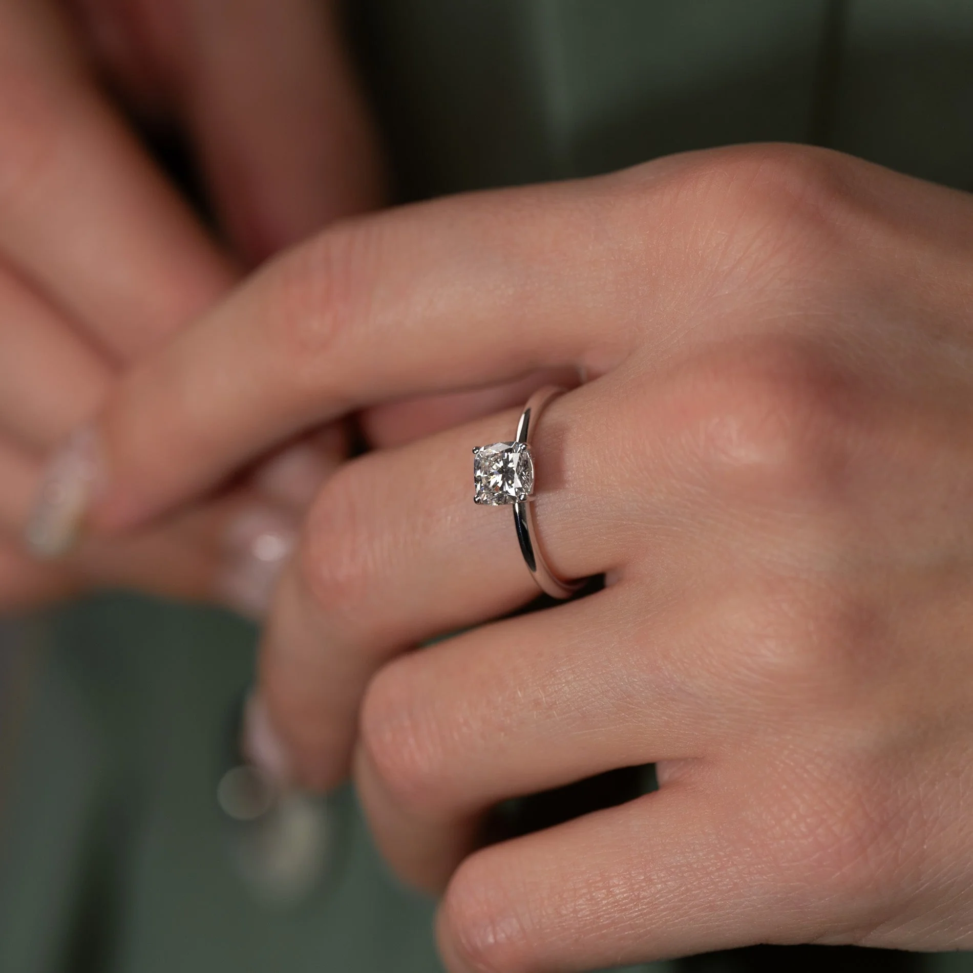 SOLITAIRE BASKET-SET CUSHION-CUT LAB-DIAMOND RING - 1.0ct - WG - Image 4