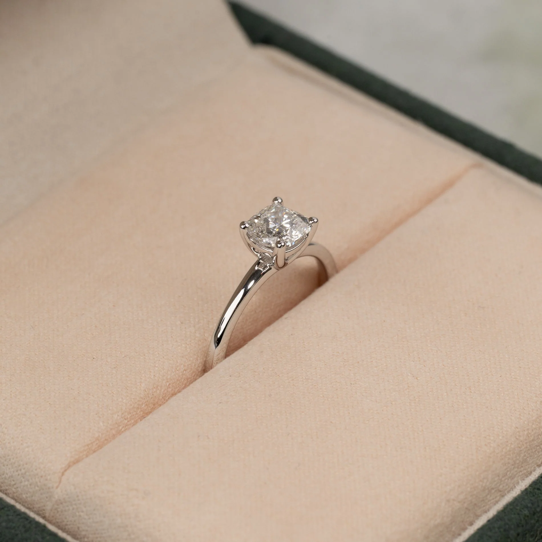 SOLITAIRE BASKET-SET CUSHION-CUT LAB-DIAMOND RING - 1.0ct - WG - Image 5