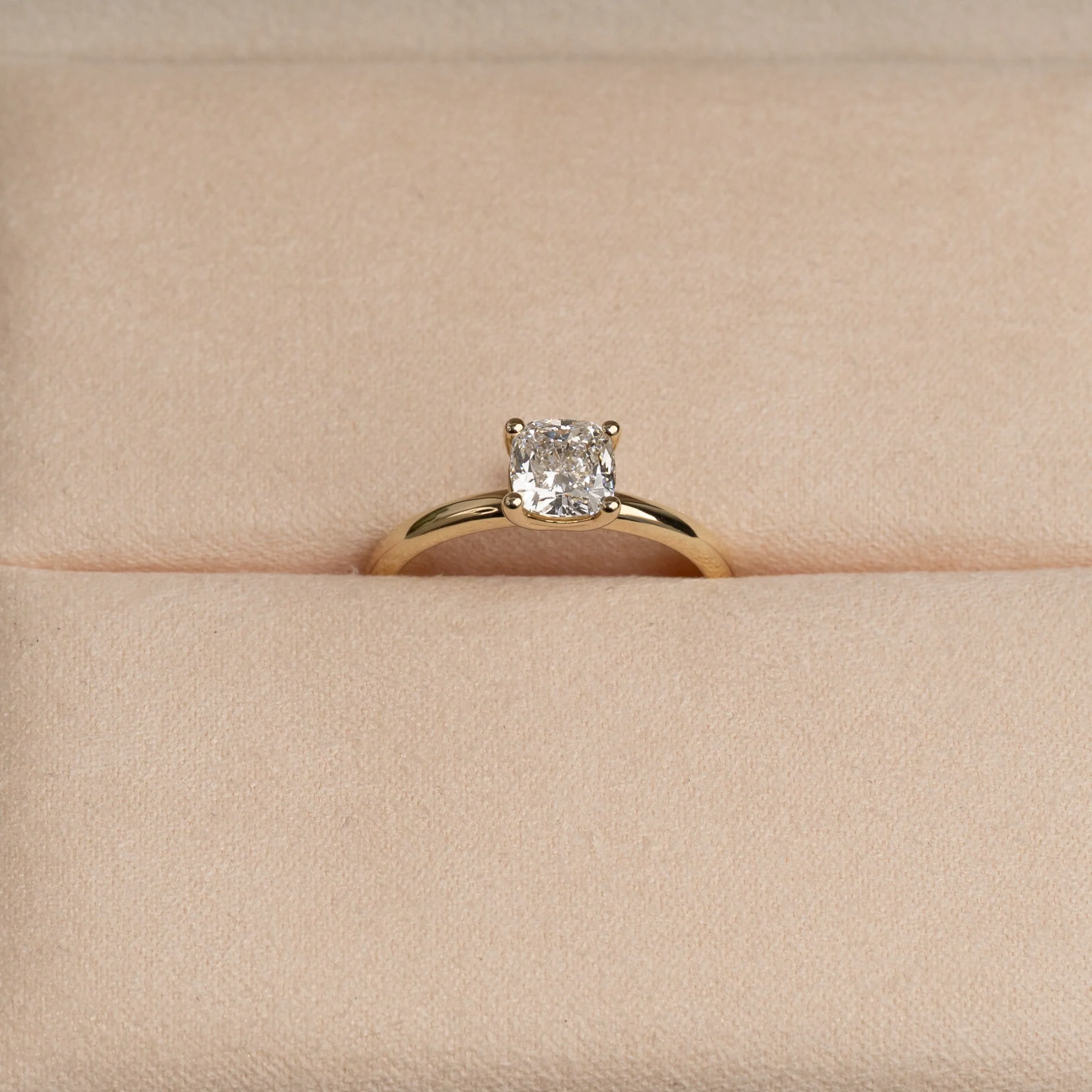 SOLITAIRE BASKET-SET CUSHION-CUT LAB-DIAMOND RING - 1.0ct - YG - Image 3