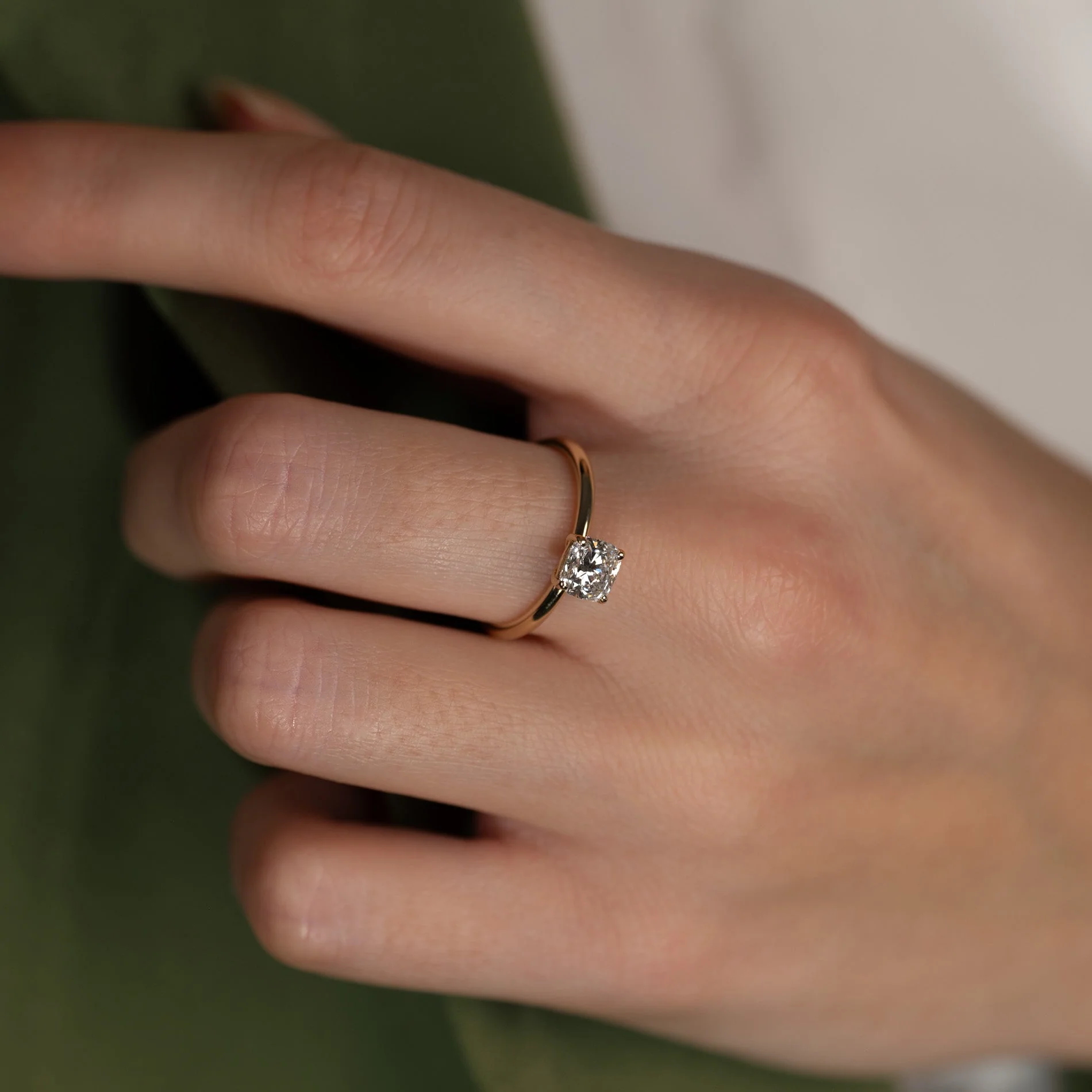 SOLITAIRE BASKET-SET CUSHION-CUT LAB-DIAMOND RING - 1.0ct - YG - Image 4