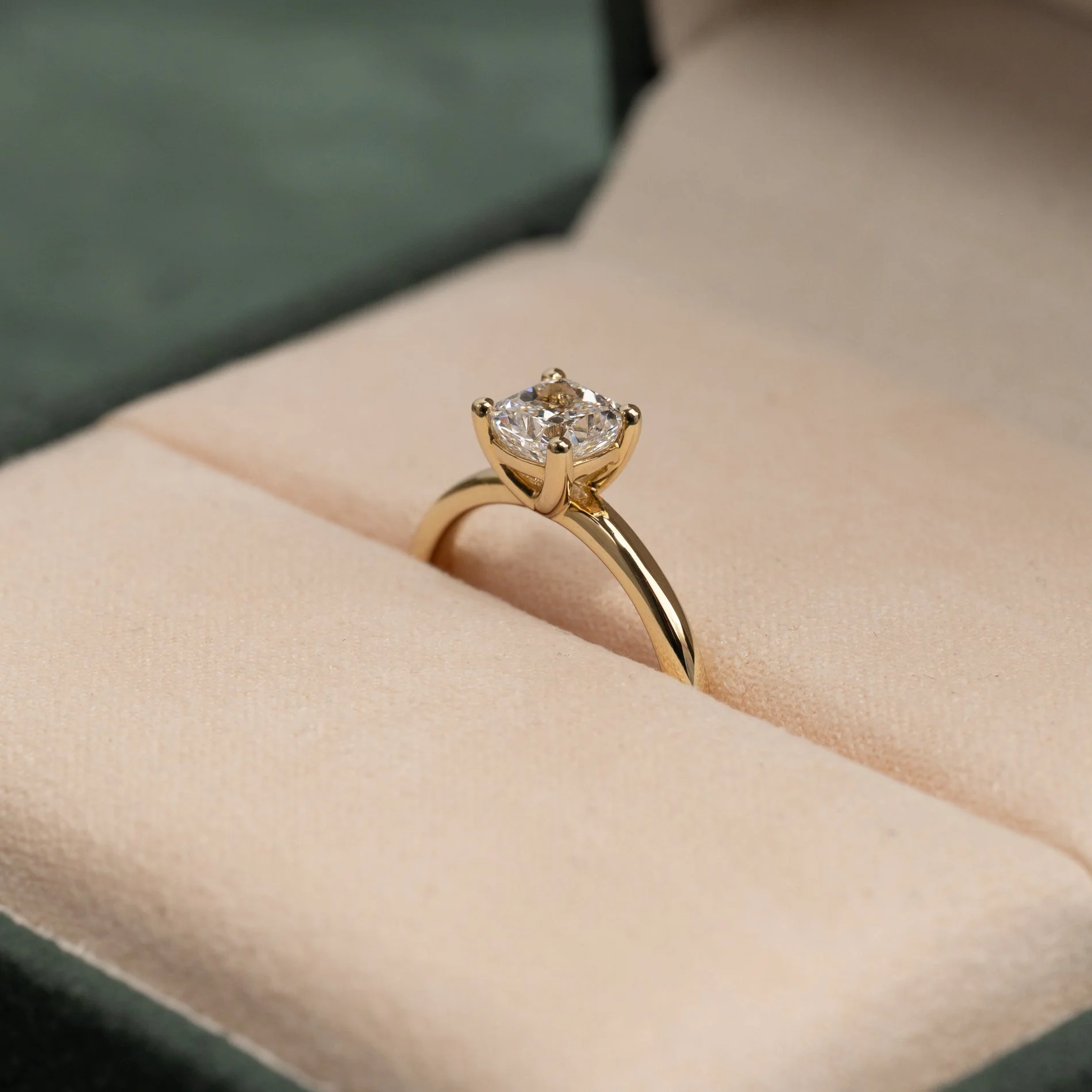 SOLITAIRE BASKET-SET CUSHION-CUT LAB-DIAMOND RING - 1.0ct - YG - Image 7