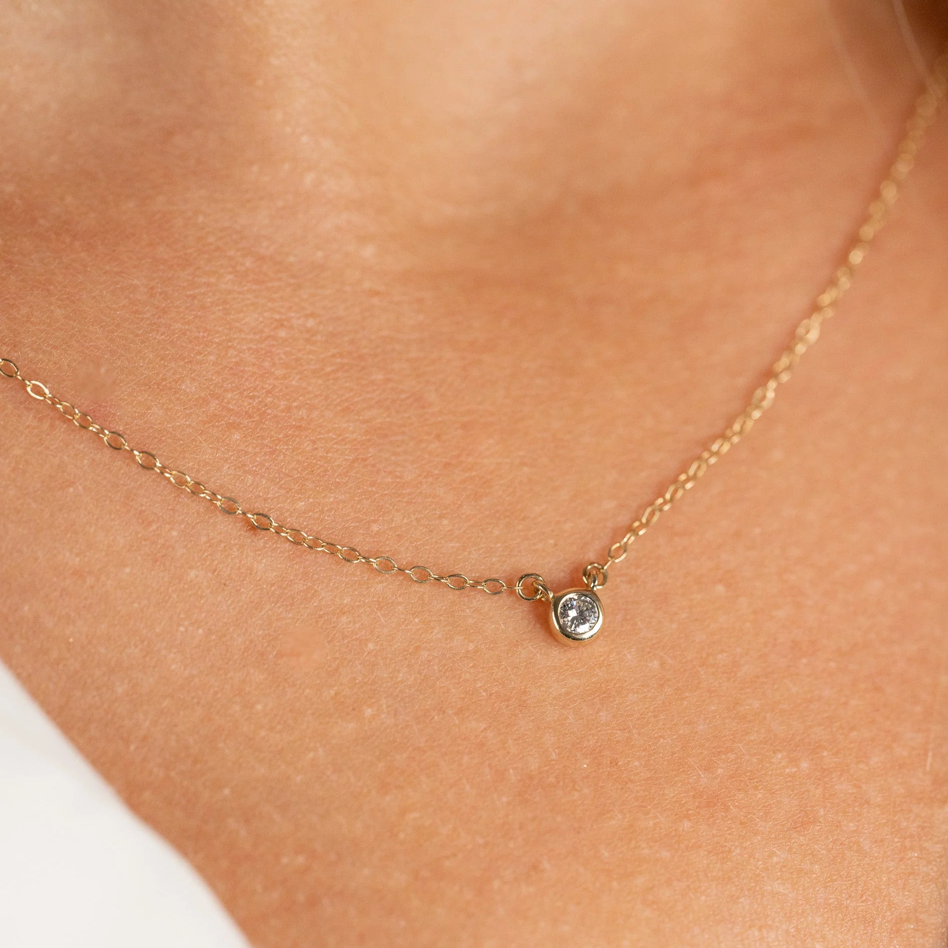 SOLITAIRE BEZEL LAB-DIAMOND NECKLACE - 0.1ct - YG - Image 2