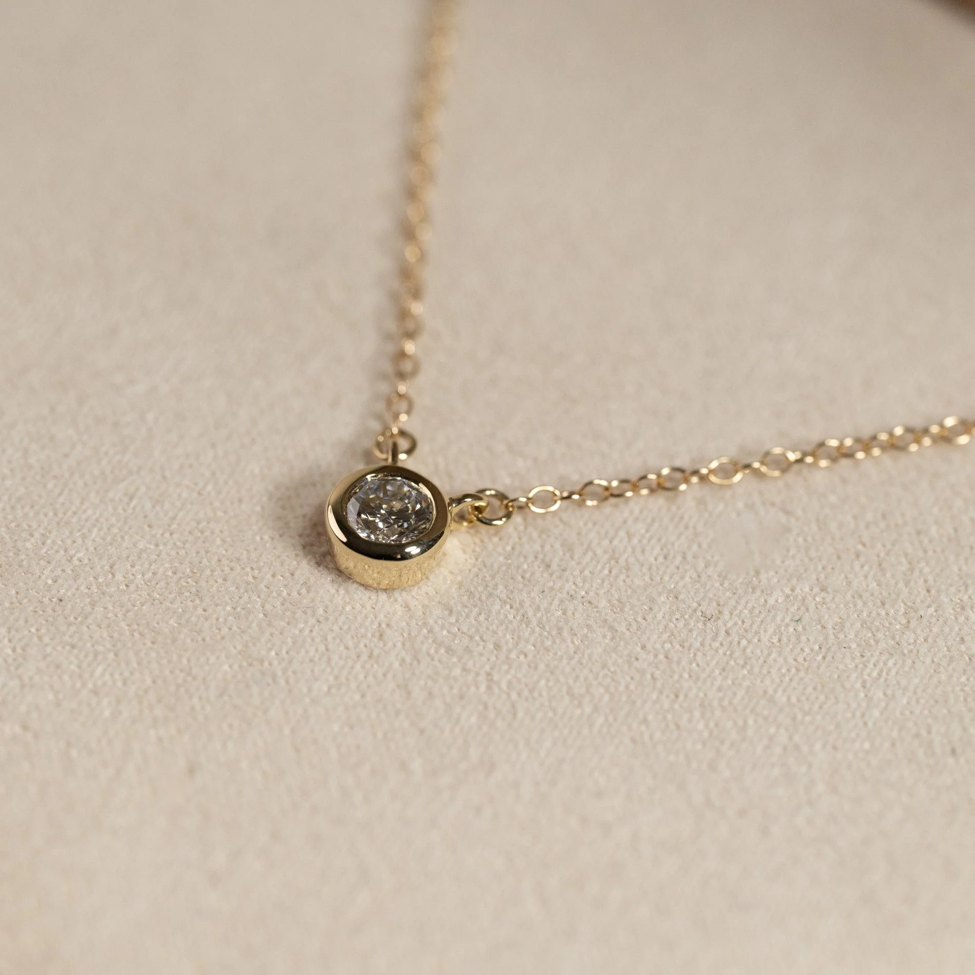 SOLITAIRE BEZEL LAB-DIAMOND NECKLACE - 0.25ct - YG - Image 12