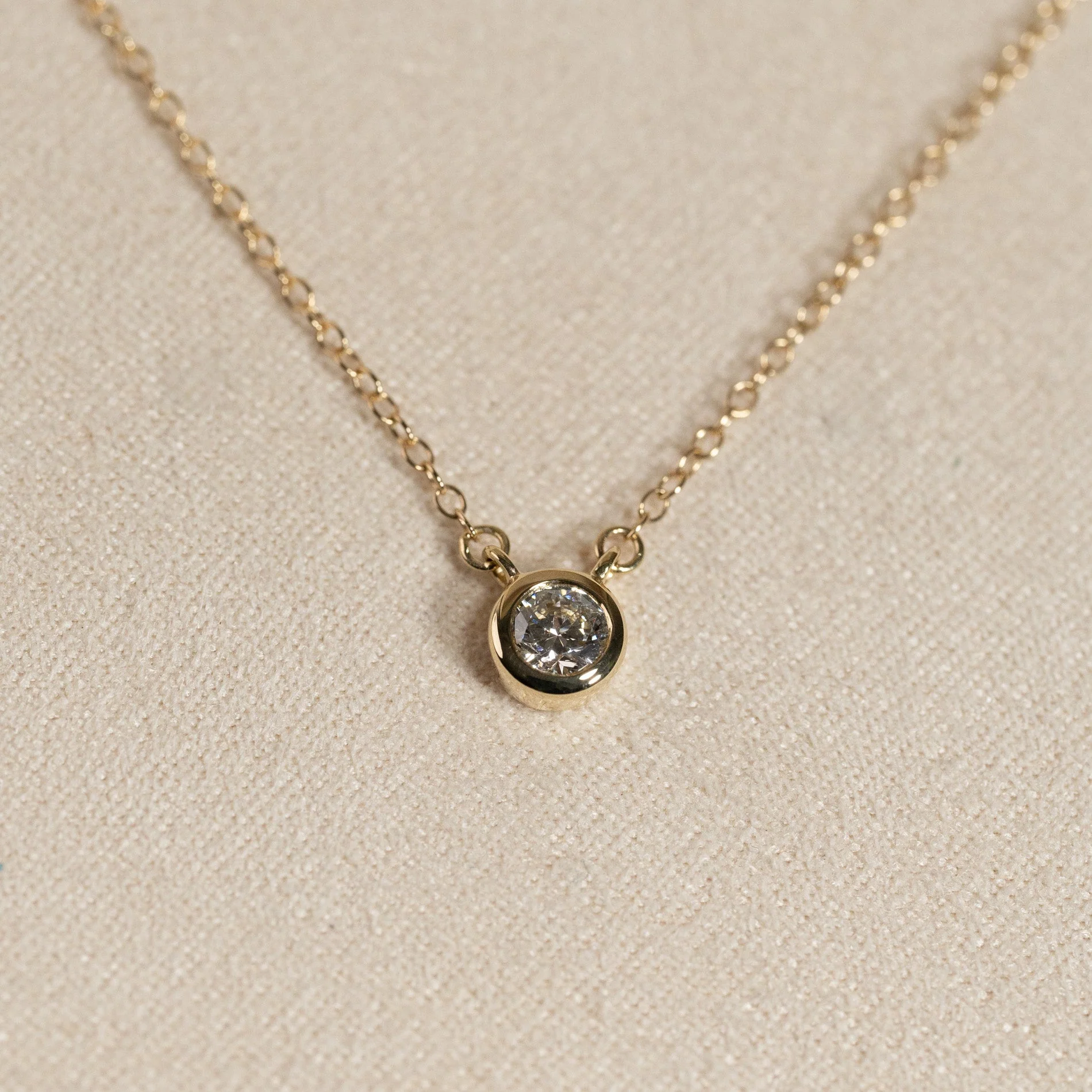 SOLITAIRE BEZEL LAB-DIAMOND NECKLACE - 0.25ct - YG - Image 4