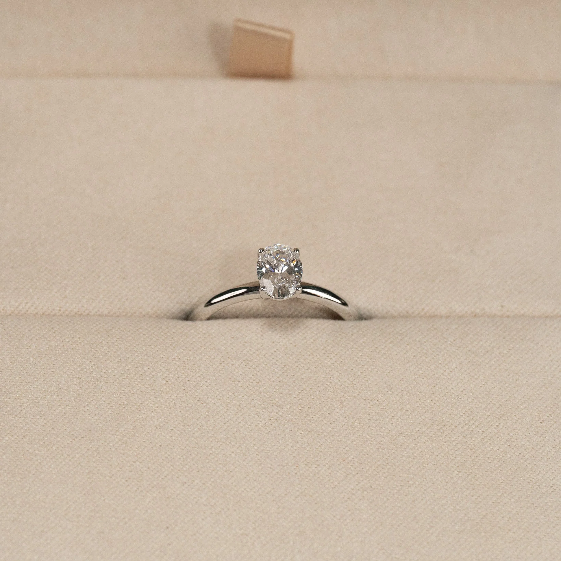 SOLITAIRE OVAL-CUT LAB-DIAMOND RING - 0.75ct - WG - Image 4