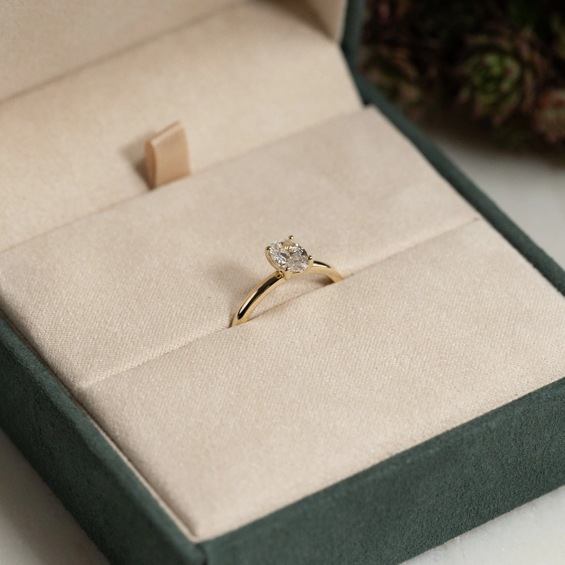 SOLITAIRE OVAL-CUT LAB-DIAMOND RING - 0.75ct - YG - Image 4