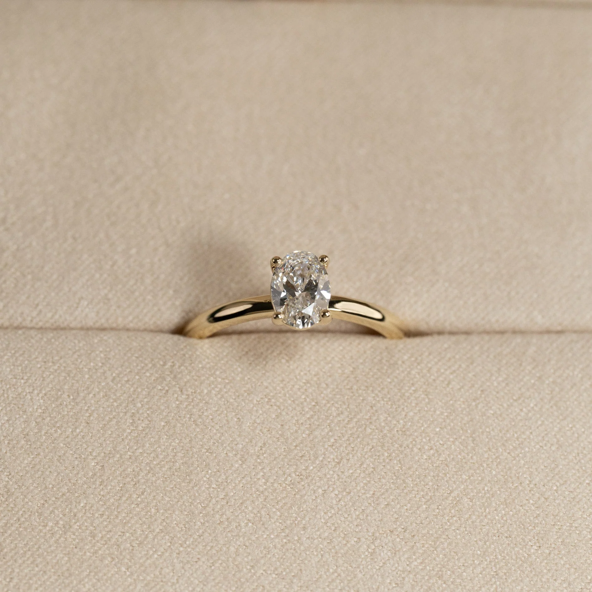 SOLITAIRE OVAL-CUT LAB-DIAMOND RING - 0.75ct - YG - Image 6