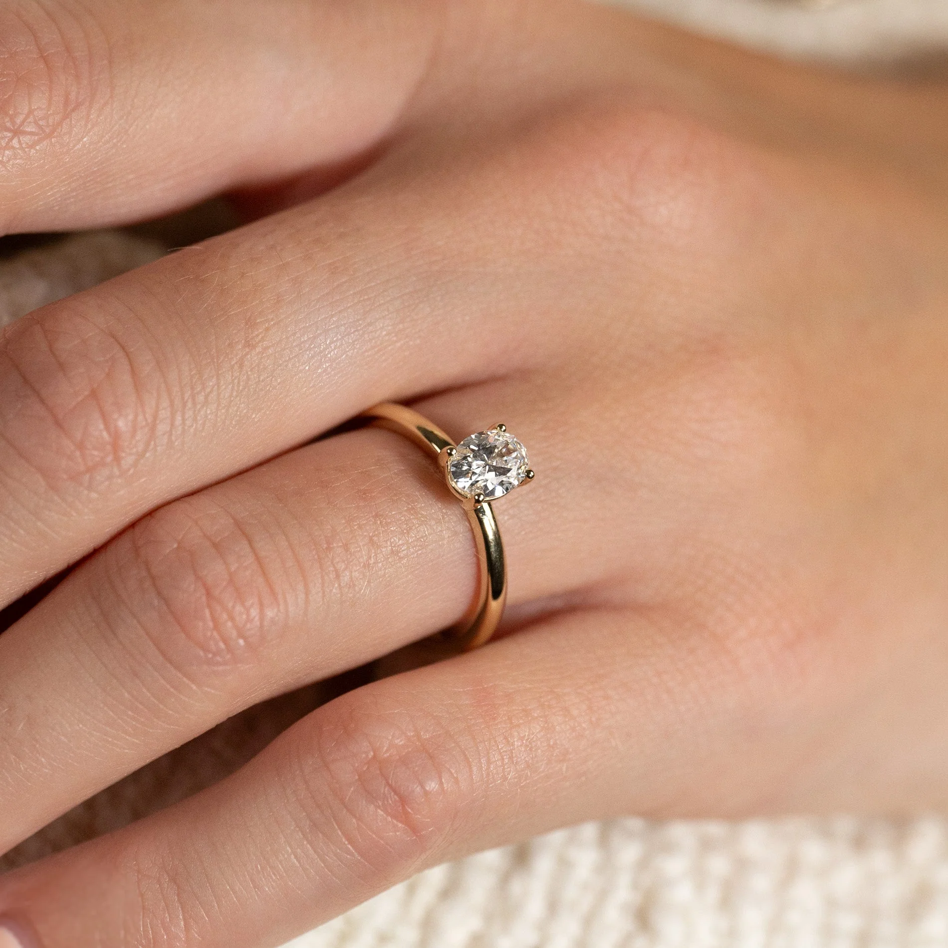 SOLITAIRE OVAL-CUT LAB-DIAMOND RING - 0.75ct - YG - Image 8