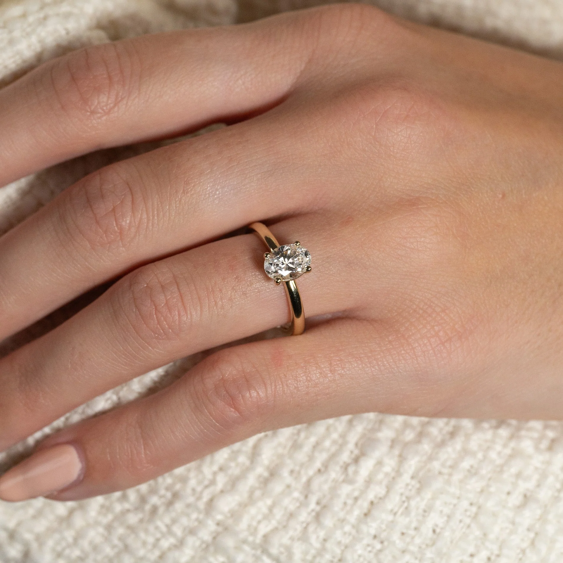 SOLITAIRE OVAL-CUT LAB-DIAMOND RING - 1.0ct - YG - Image 2