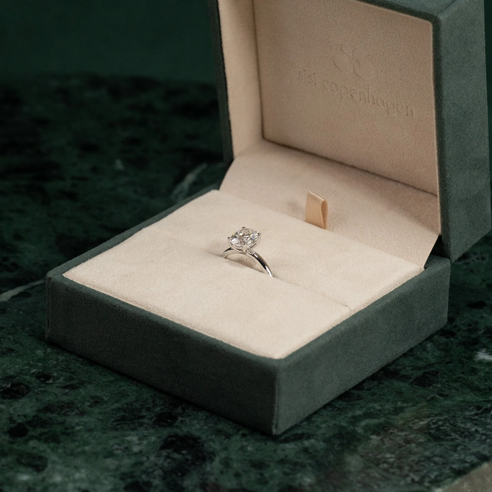 SOLITAIRE OVAL-CUT LAB-DIAMOND RING - 1.5ct - WG - Image 11