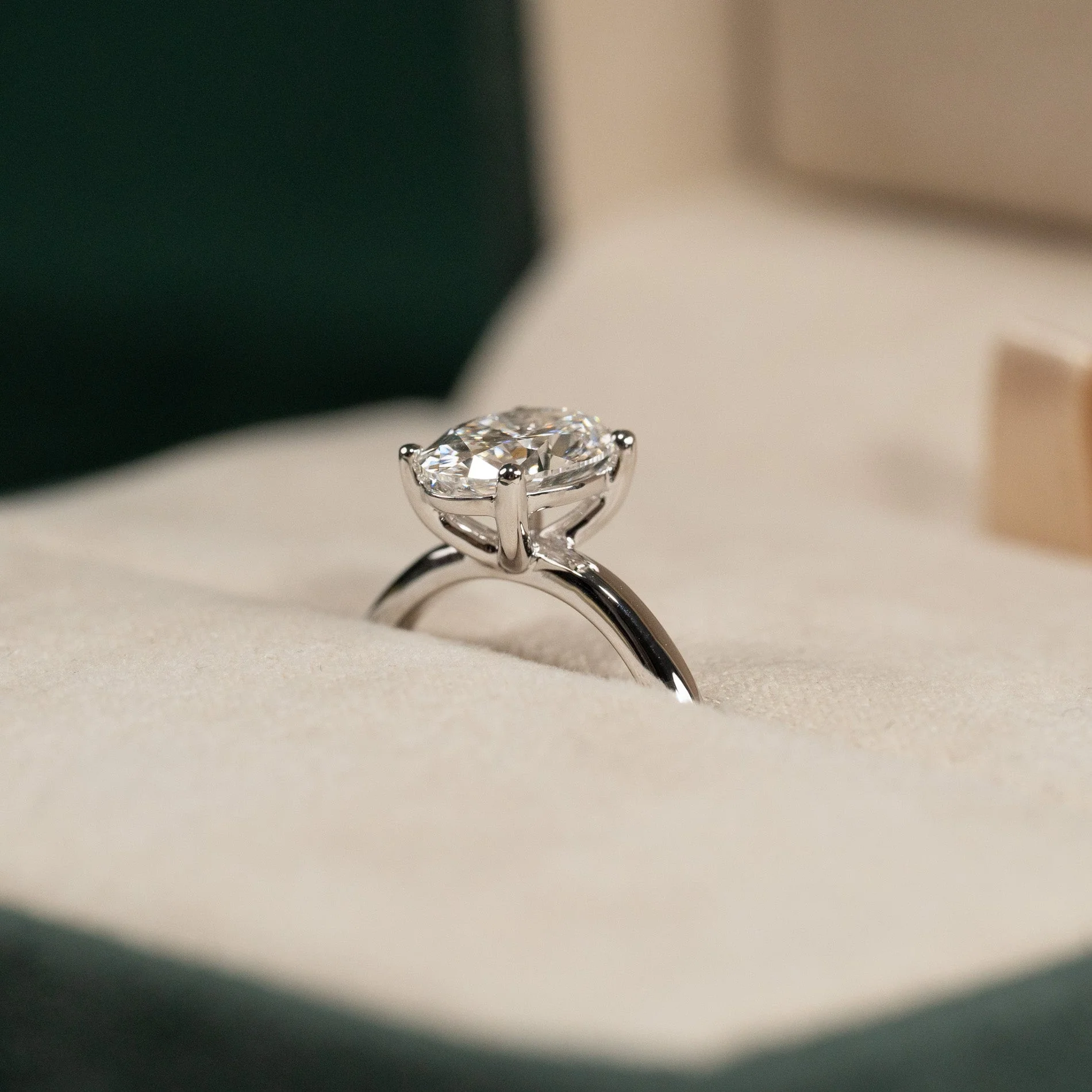 SOLITAIRE OVAL-CUT LAB-DIAMOND RING - 1.5ct - WG - Image 4