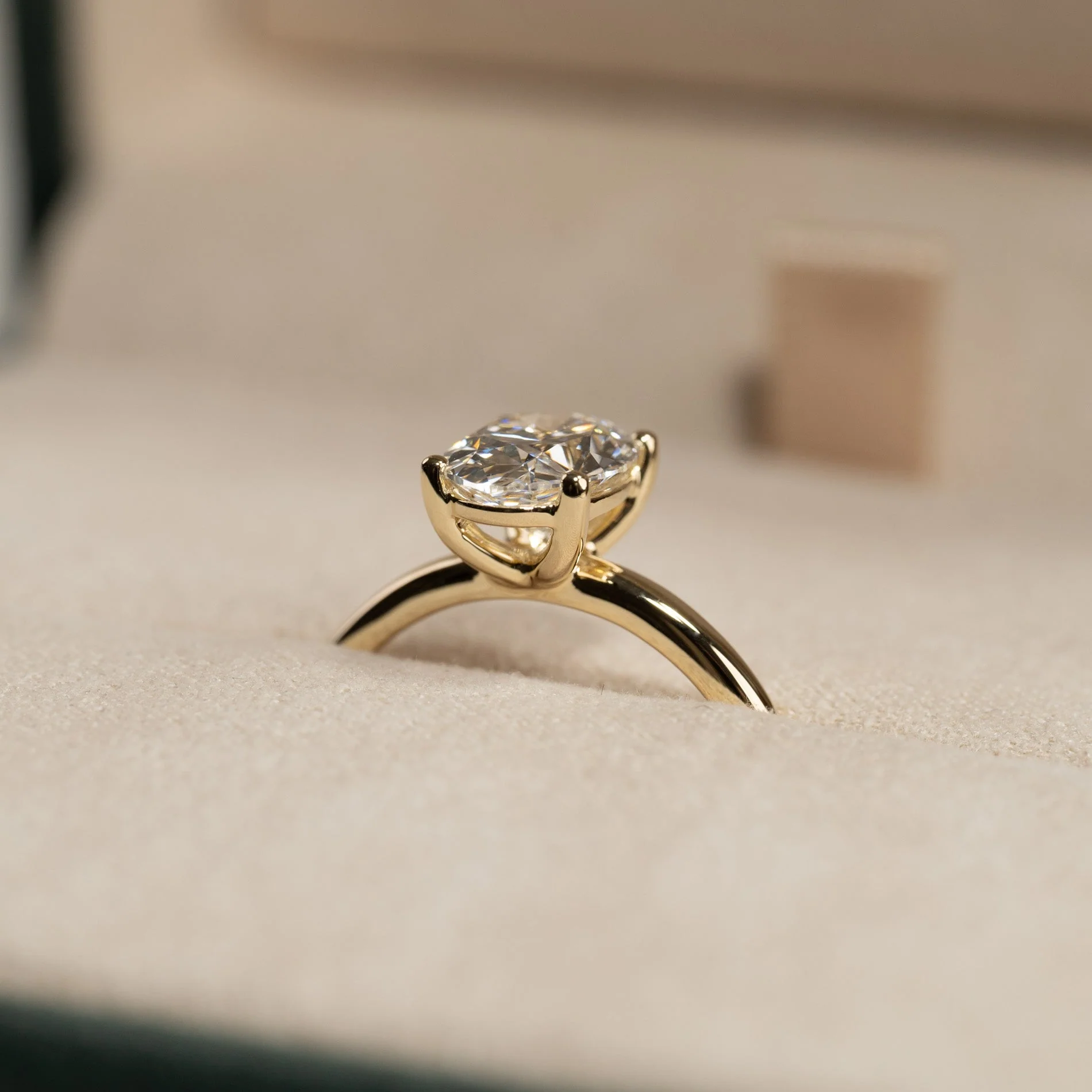 SOLITAIRE OVAL-CUT LAB-DIAMOND RING - 1.5ct - YG - Image 10