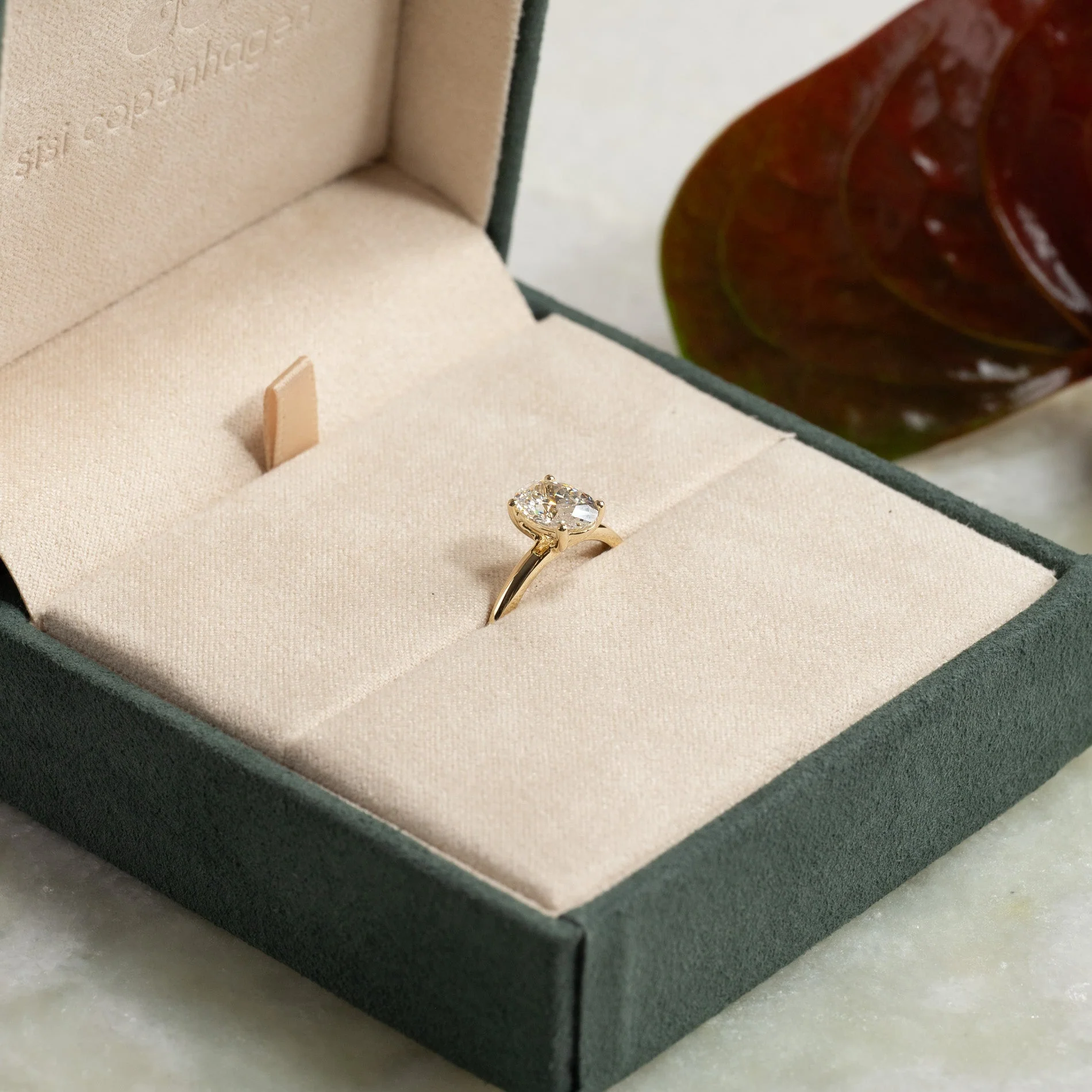 SOLITAIRE OVAL-CUT LAB-DIAMOND RING - 1.5ct - YG - Image 11