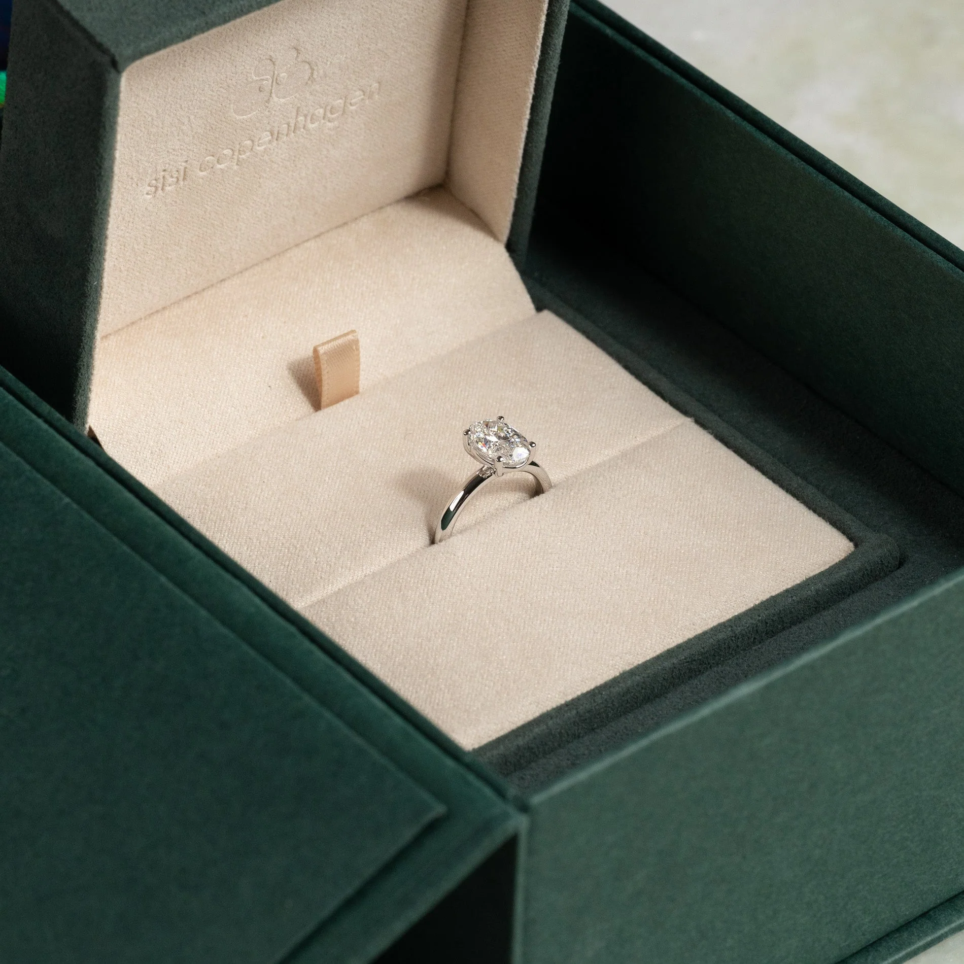 SOLITAIRE OVAL-CUT LAB-DIAMOND RING - 2.0ct - WG - Image 10