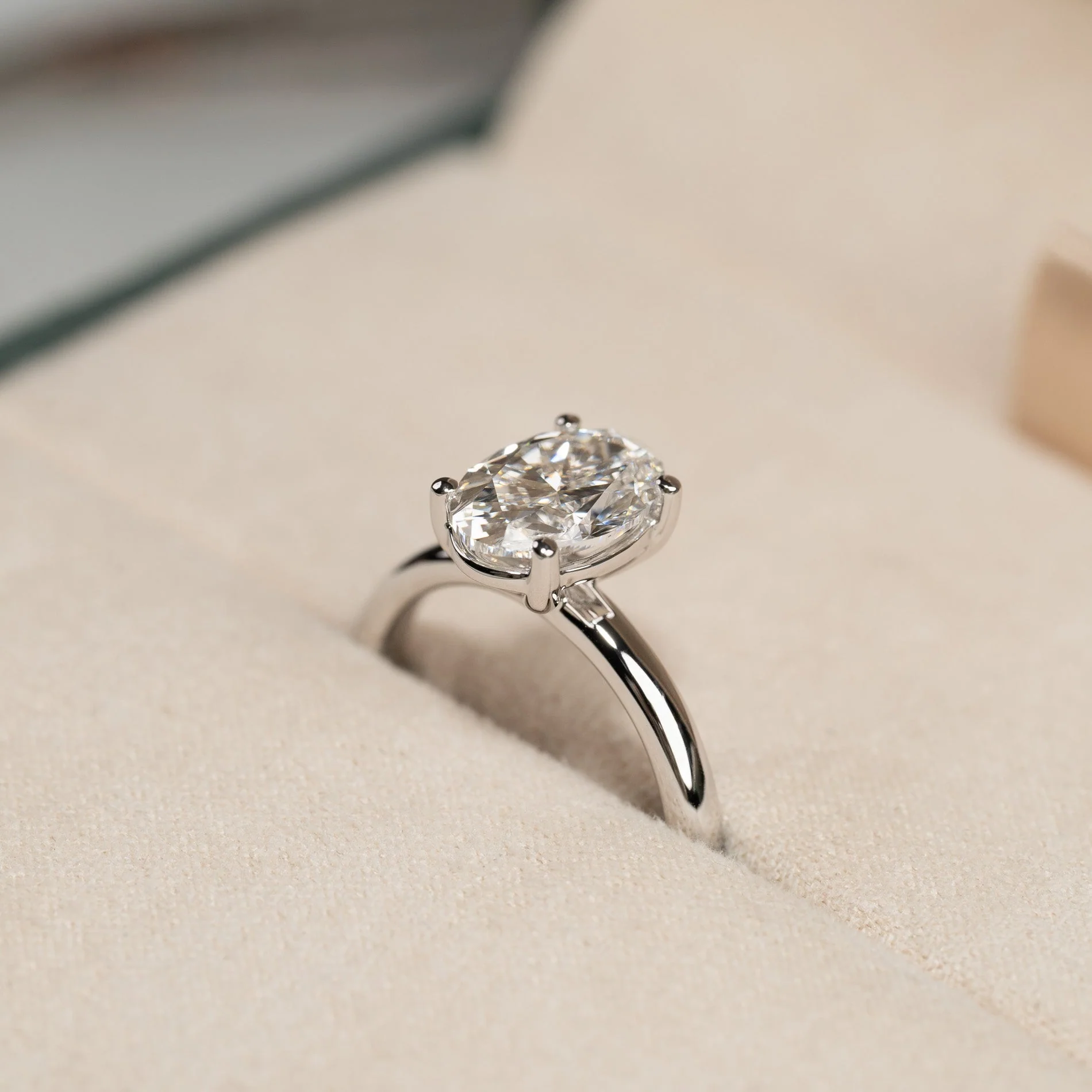 SOLITAIRE OVAL-CUT LAB-DIAMOND RING - 2.0ct - WG - Image 4