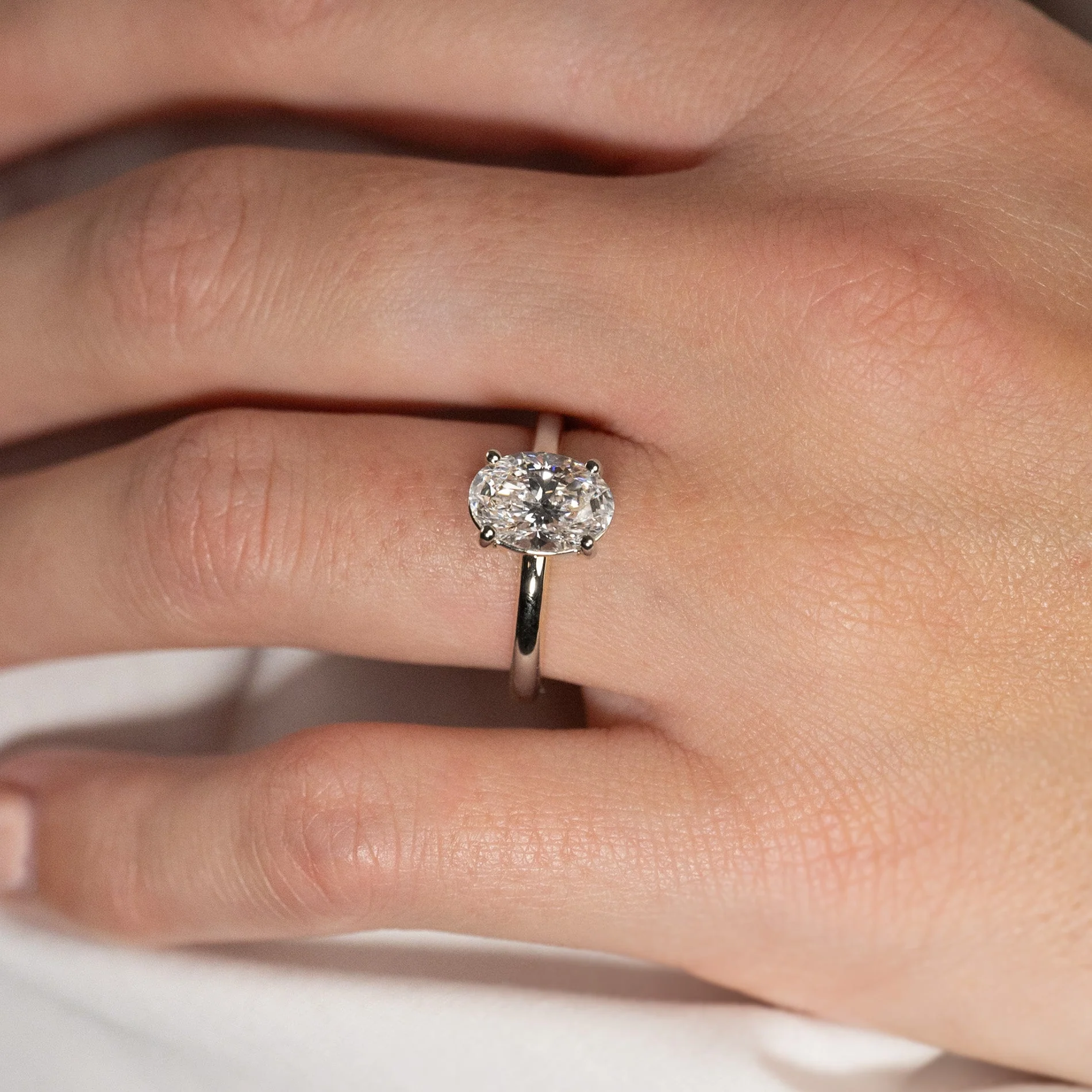 SOLITAIRE OVAL-CUT LAB-DIAMOND RING - 2.0ct - WG - Image 5