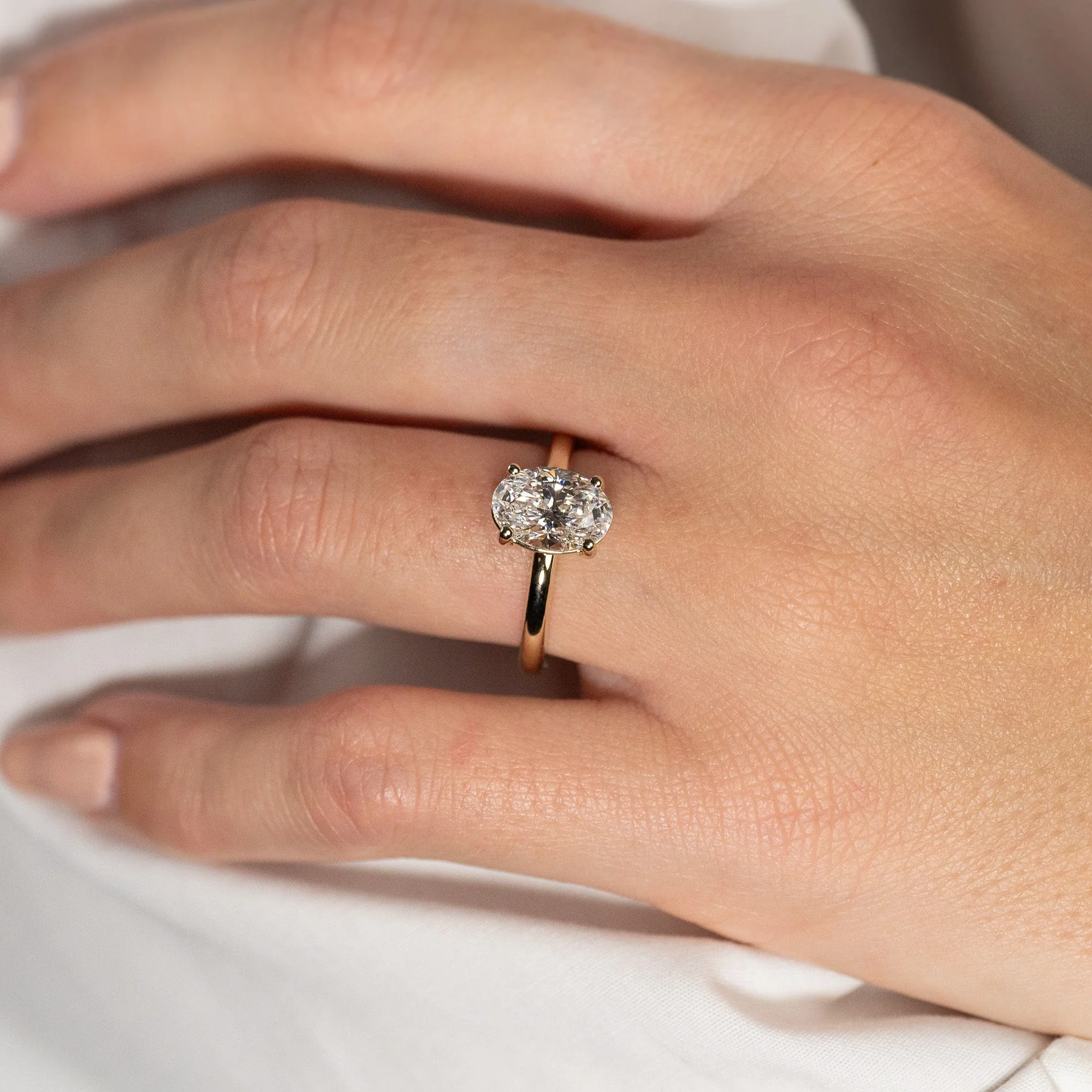 SOLITAIRE OVAL-CUT LAB-DIAMOND RING - 2.0ct - YG - Image 2