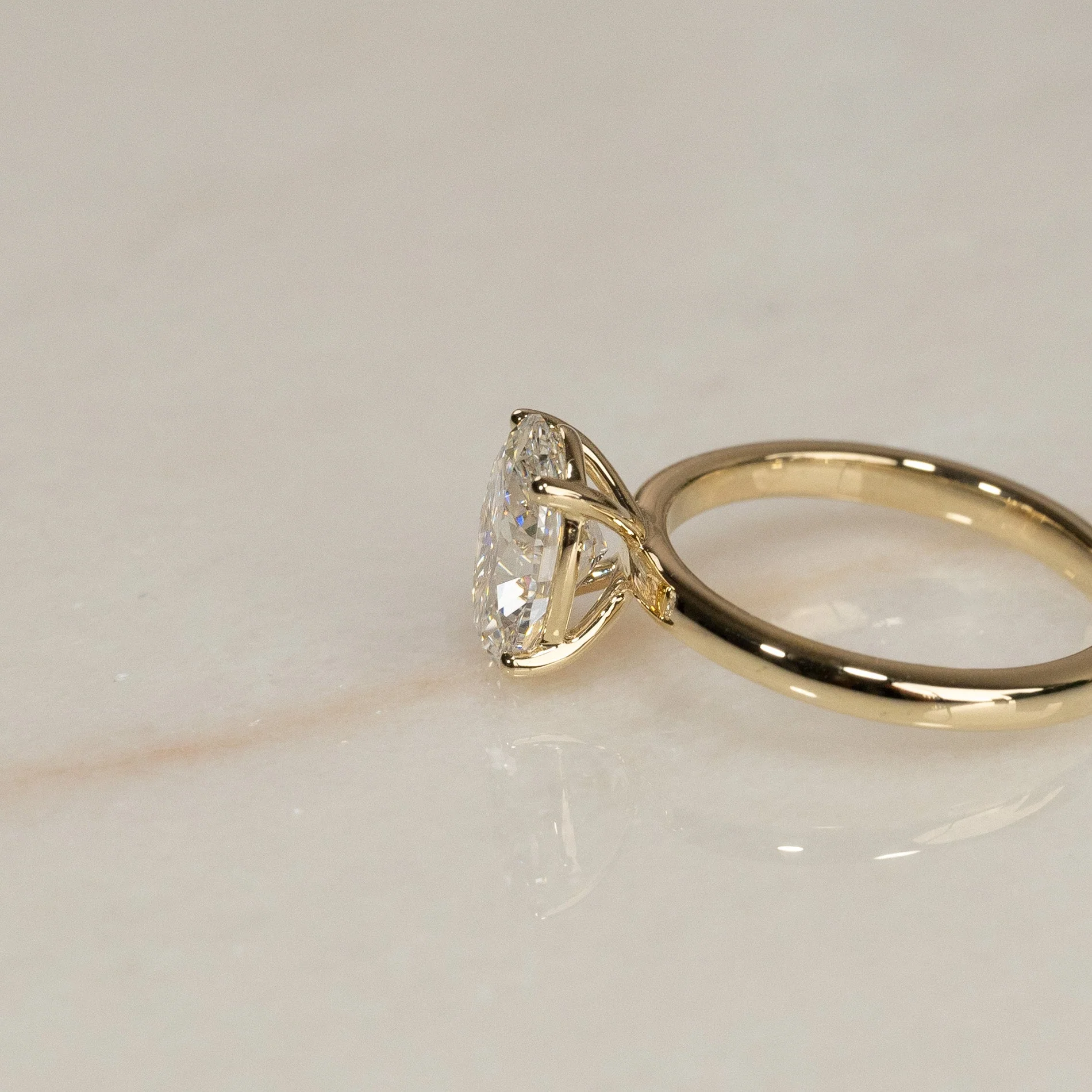 SOLITAIRE OVAL-CUT LAB-DIAMOND RING - 2.0ct - YG - Image 8
