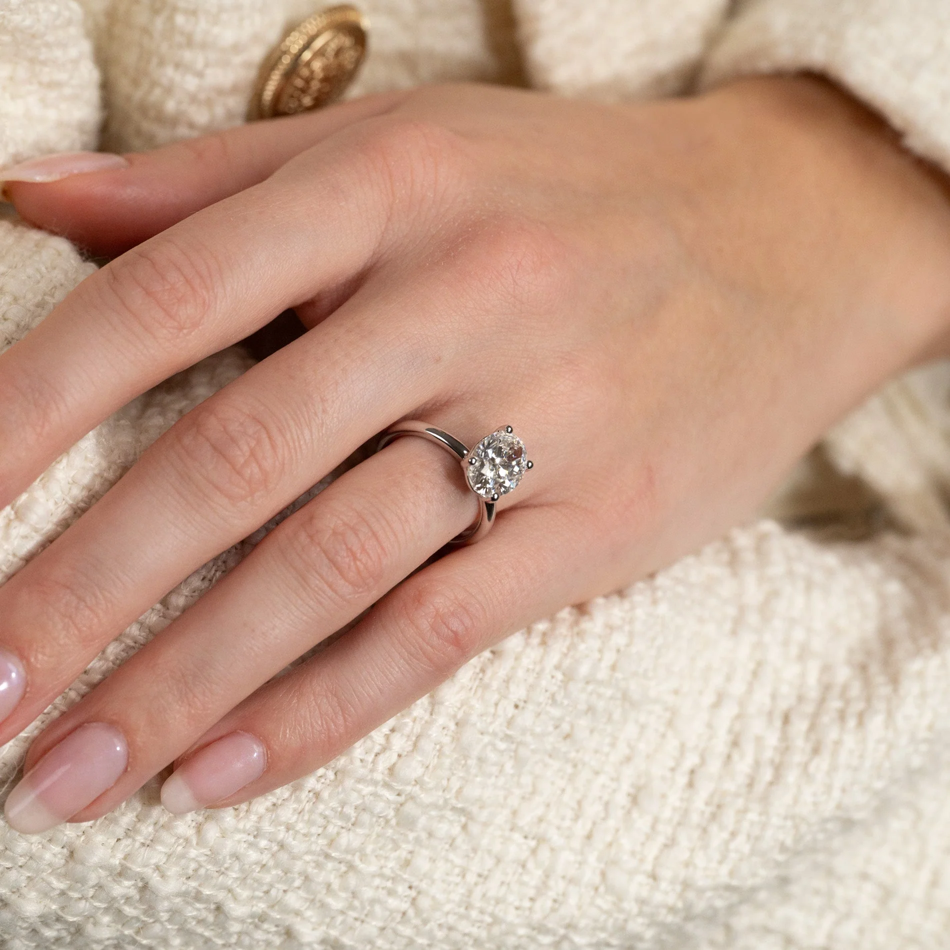 SOLITAIRE OVAL-CUT LAB-DIAMOND RING - 3.0ct - WG - Image 3