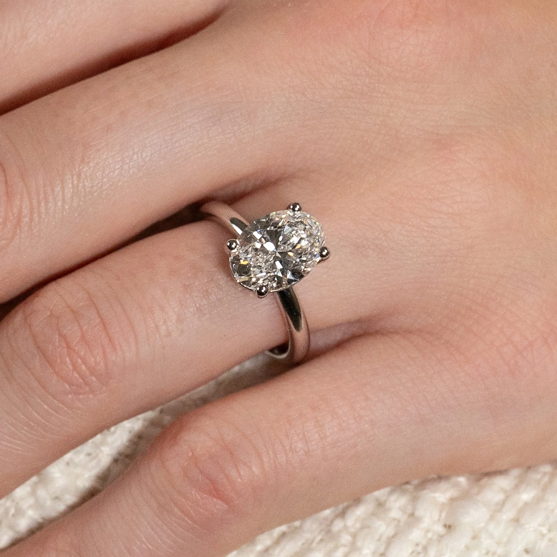 SOLITAIRE OVAL-CUT LAB-DIAMOND RING - 3.0ct - WG - Image 6