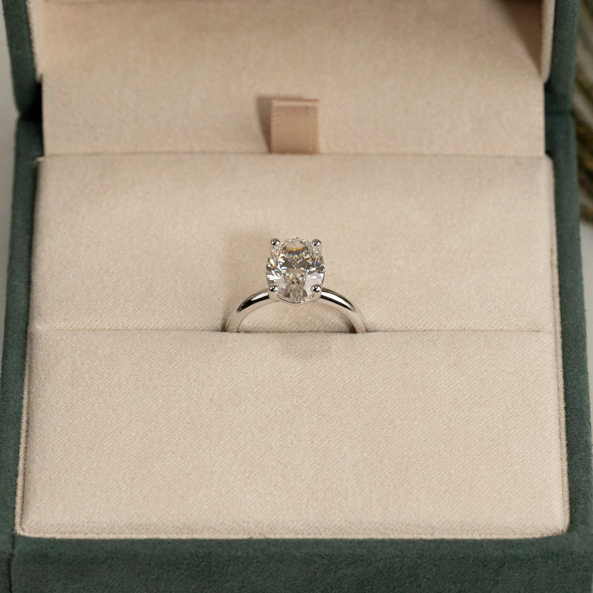 SOLITAIRE OVAL-CUT LAB-DIAMOND RING - 3.0ct - WG - Image 7