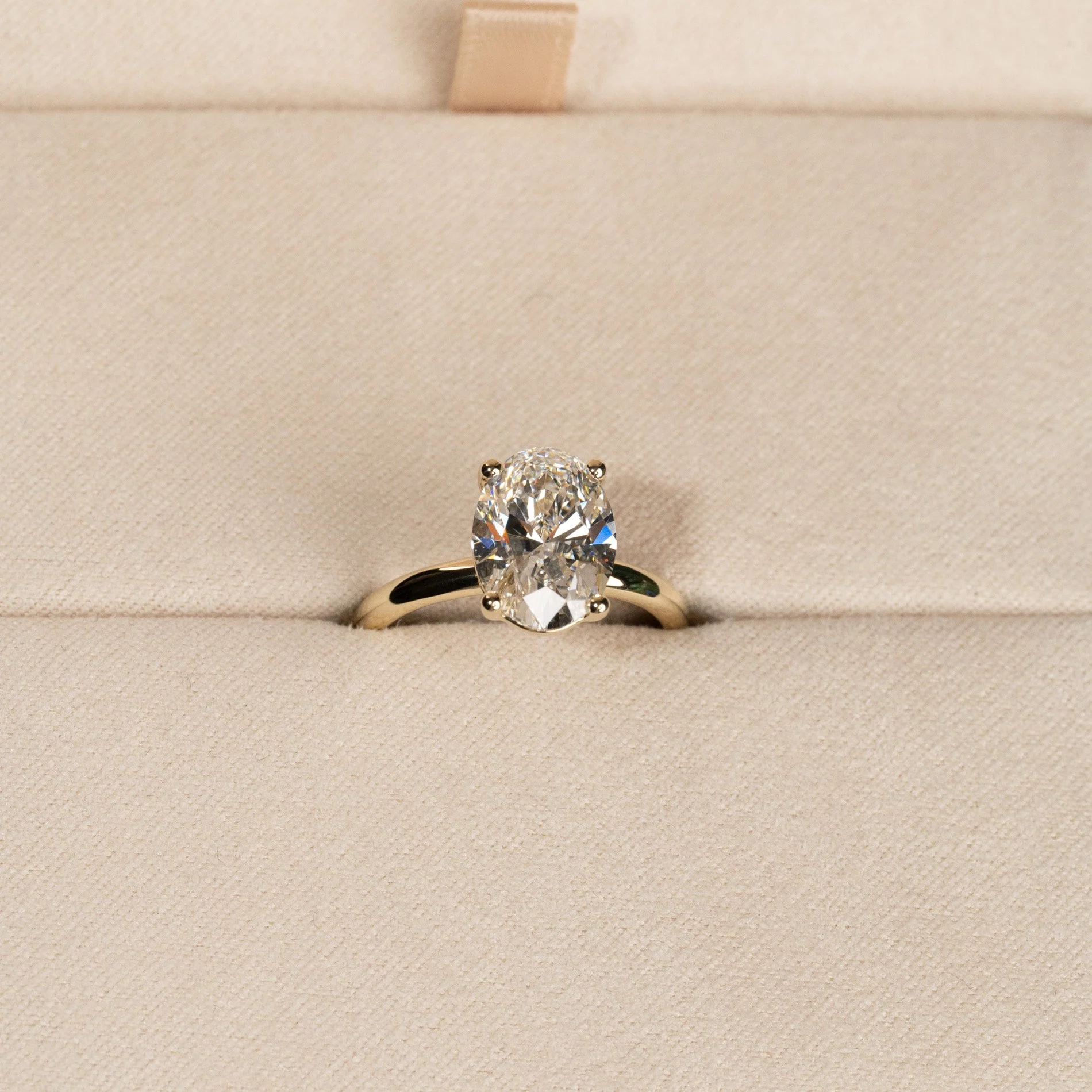 SOLITAIRE OVAL-CUT LAB-DIAMOND RING - 3.0ct - YG - Image 2