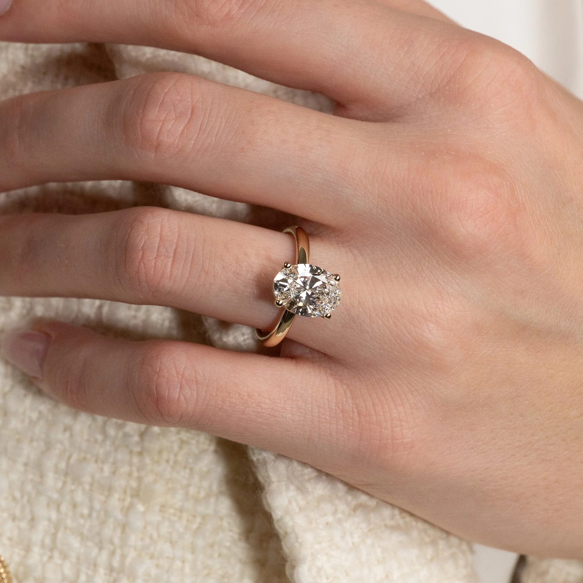 SOLITAIRE OVAL-CUT LAB-DIAMOND RING - 3.0ct - YG - Image 3