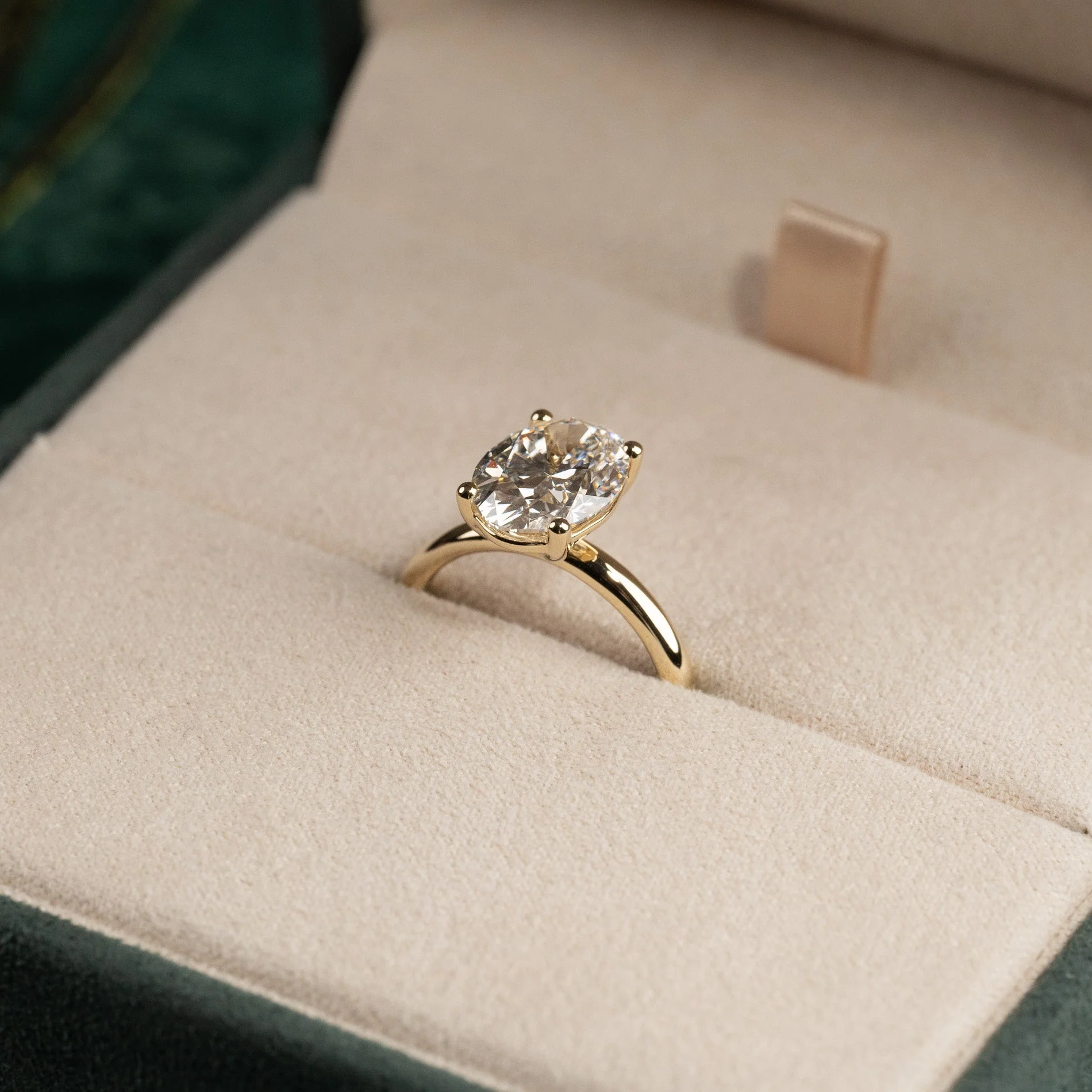 SOLITAIRE OVAL-CUT LAB-DIAMOND RING - 3.0ct - YG - Image 4