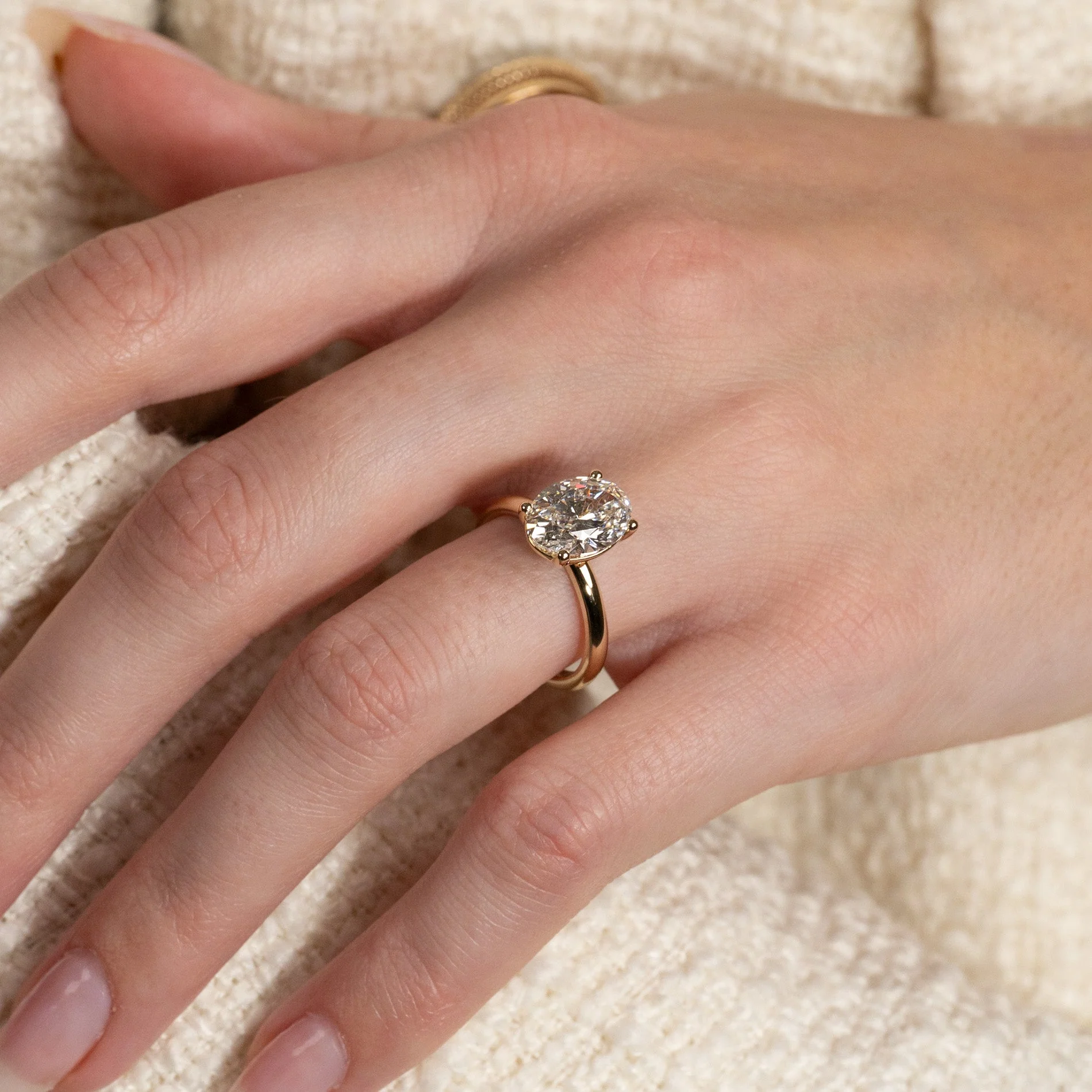 SOLITAIRE OVAL-CUT LAB-DIAMOND RING - 3.0ct - YG - Image 6