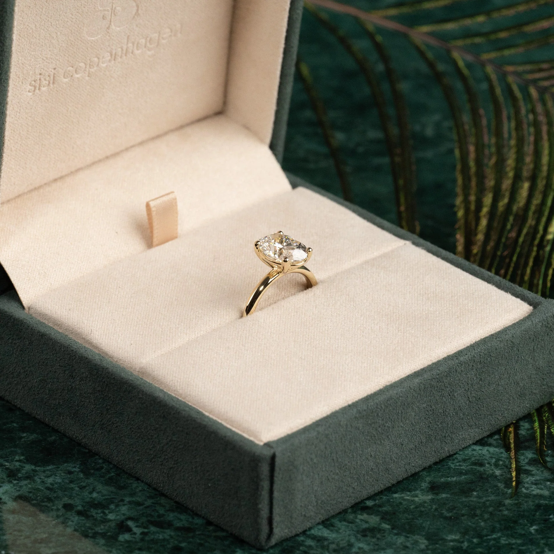 SOLITAIRE OVAL-CUT LAB-DIAMOND RING - 3.0ct - YG - Image 7