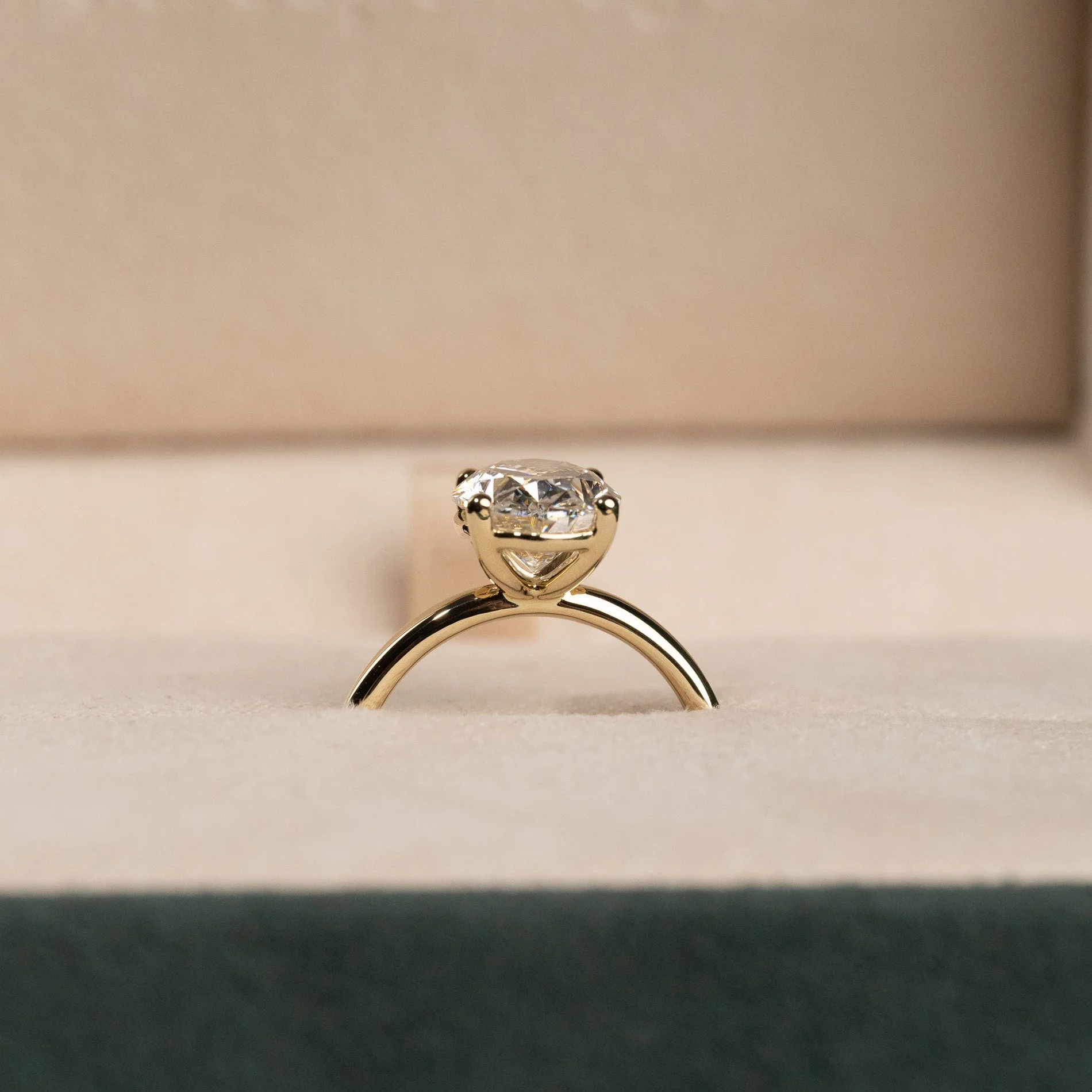 SOLITAIRE OVAL-CUT LAB-DIAMOND RING - 3.0ct - YG - Image 9