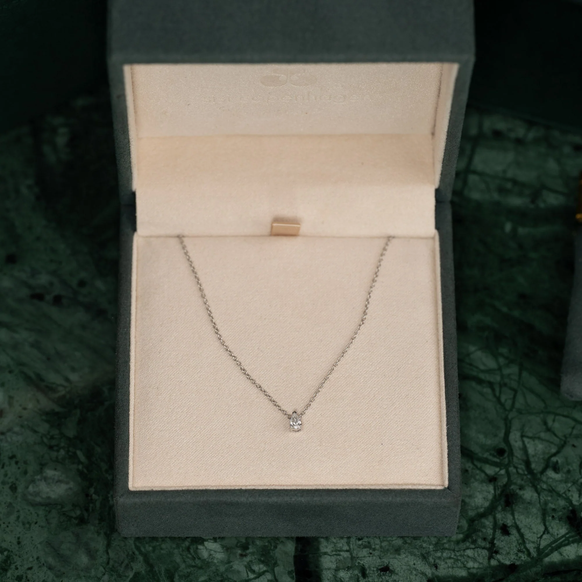 SOLITAIRE PEAR-CUT LAB-DIAMOND PENDANT - 0.12ct - WG - Image 10