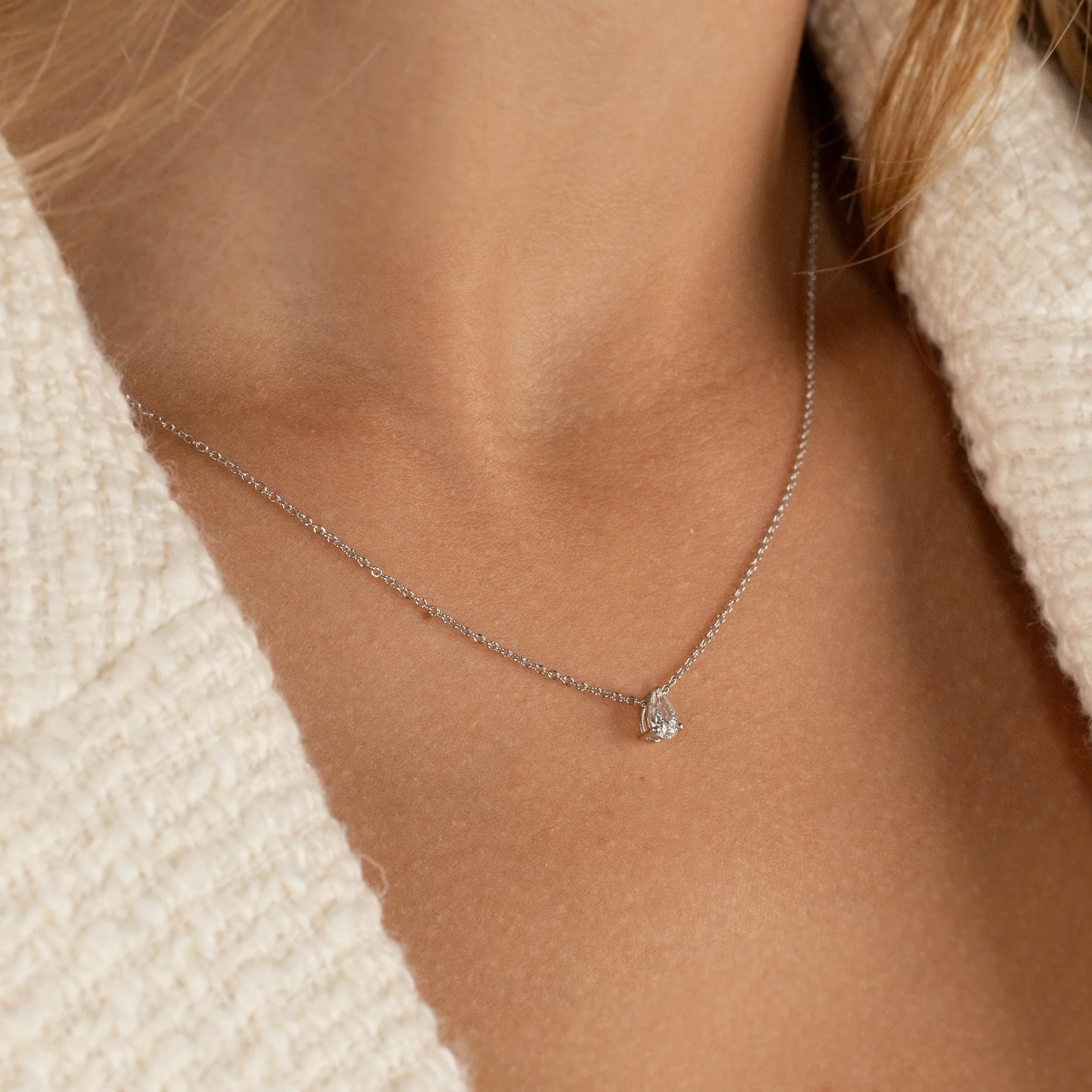 SOLITAIRE PEAR-CUT LAB-DIAMOND PENDANT - 0.25ct - WG - Image 5