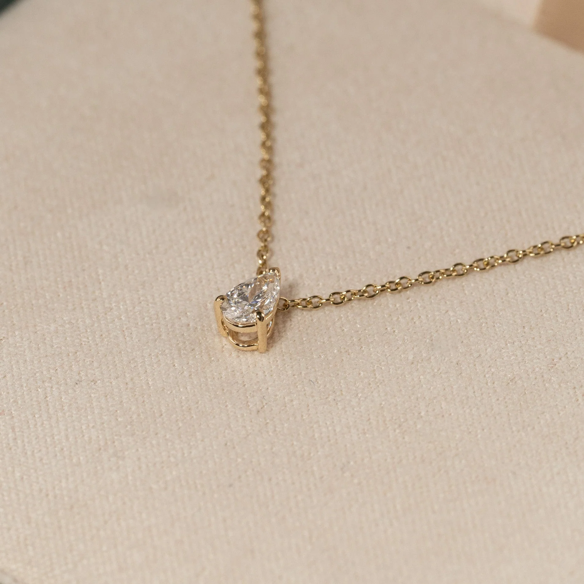 SOLITAIRE PEAR-CUT LAB-DIAMOND PENDANT - 0.25ct - YG - Image 8