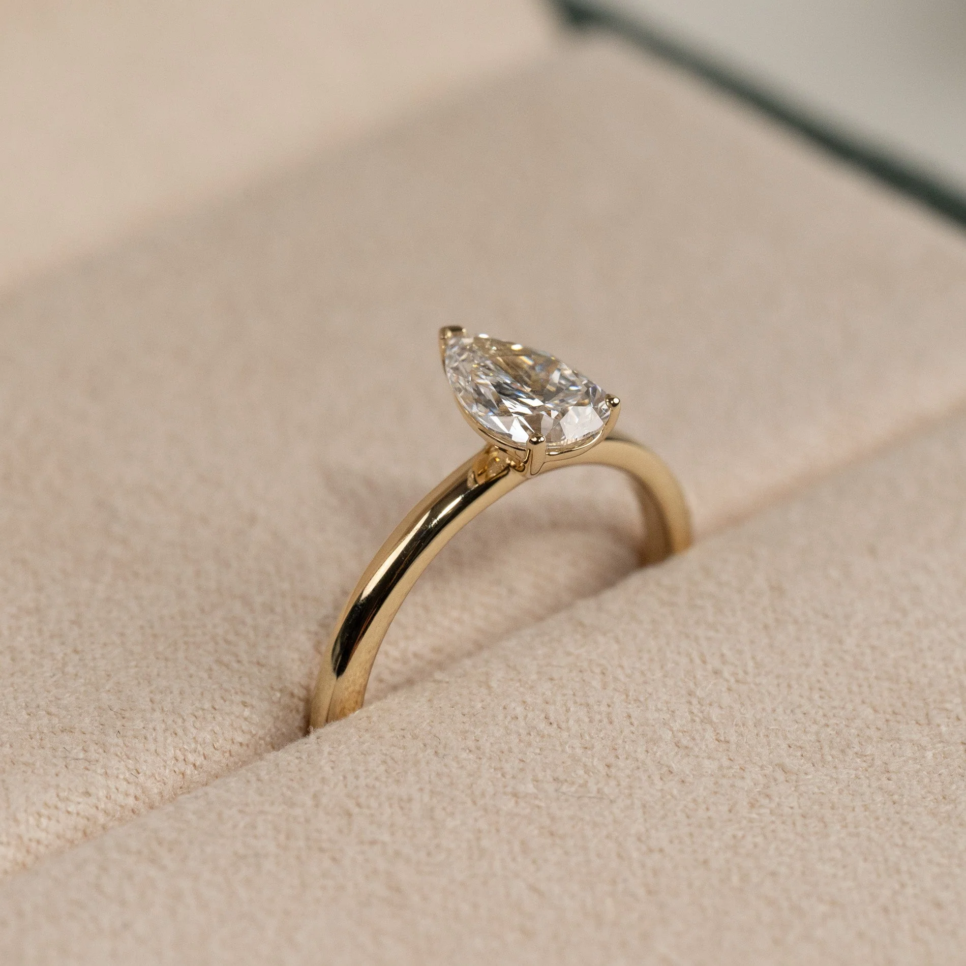 SOLITAIRE PEAR-CUT LAB-DIAMOND RING - 0.75ct - YG - Image 7