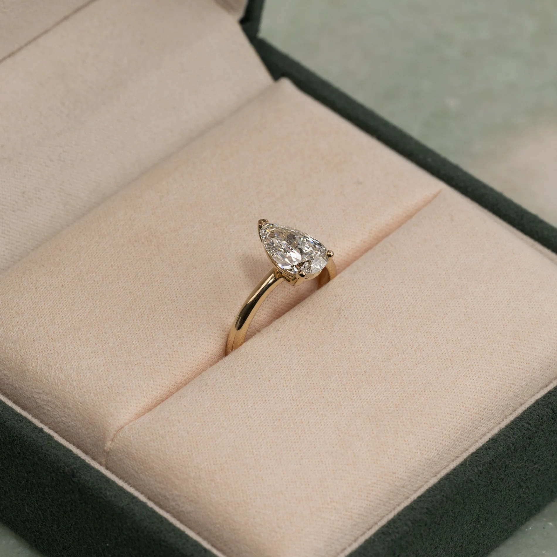 SOLITAIRE PEAR-CUT LAB-DIAMOND RING - 2.0ct - YG - Image 3