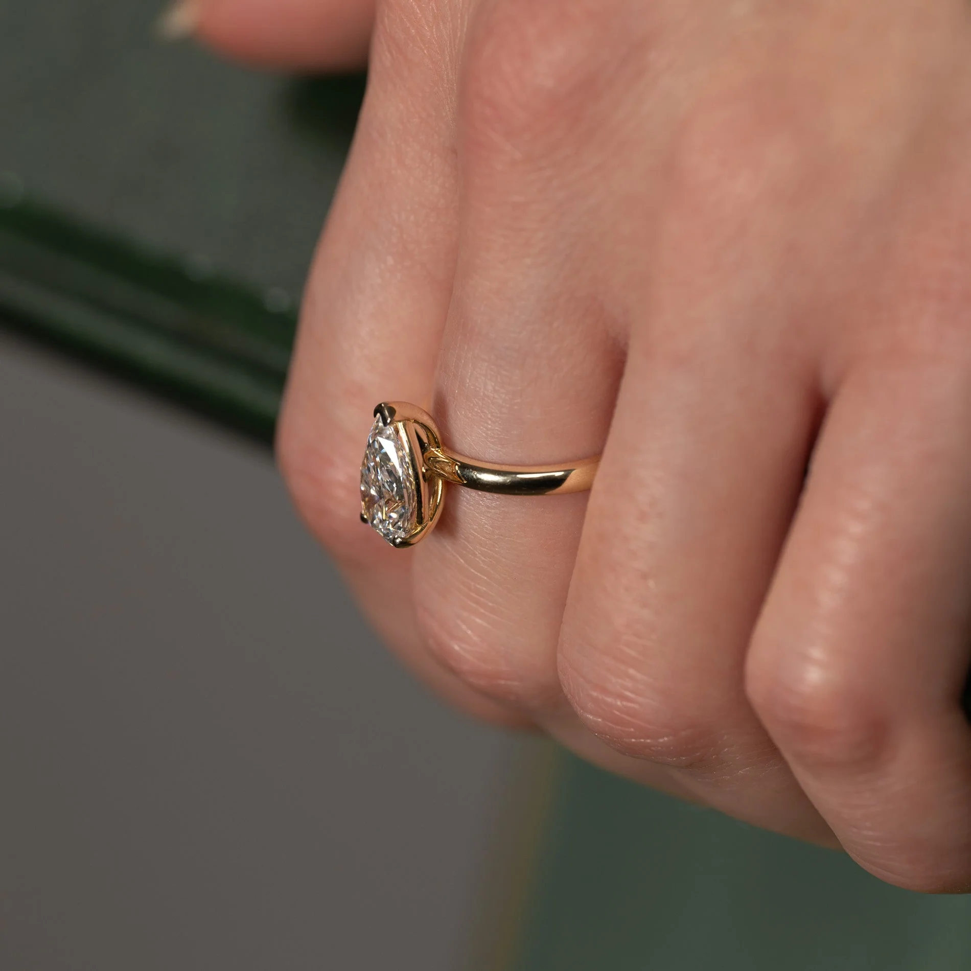 SOLITAIRE PEAR-CUT LAB-DIAMOND RING - 2.0ct - YG - Image 6